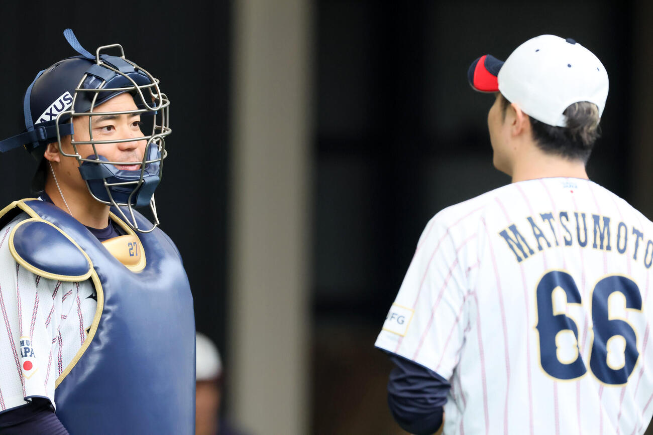 投球練習を終えた侍ジャパン松本裕（右）と話す中村悠（撮影・加藤哉）