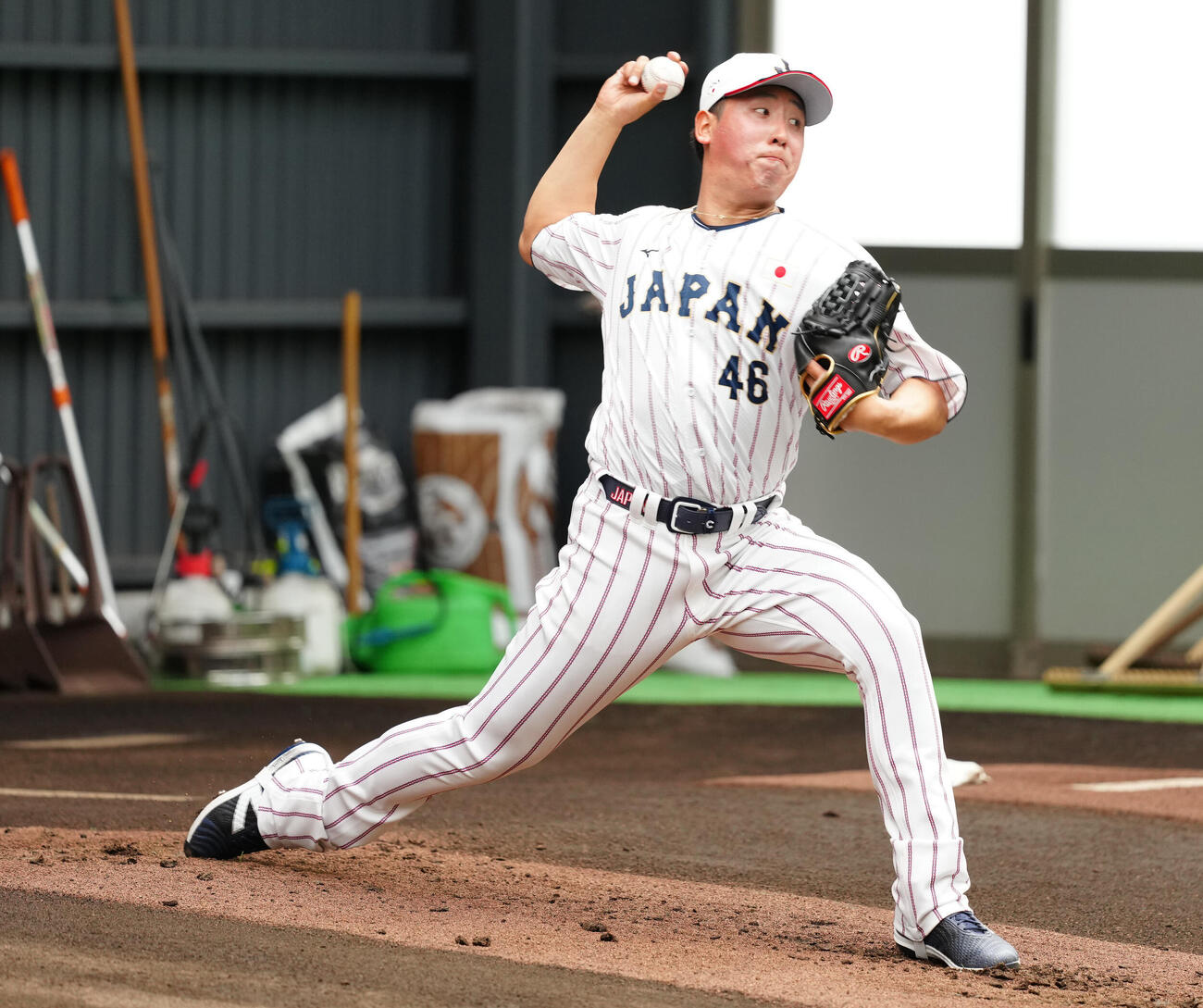 ブルペン投球する藤平（撮影・垰建太）