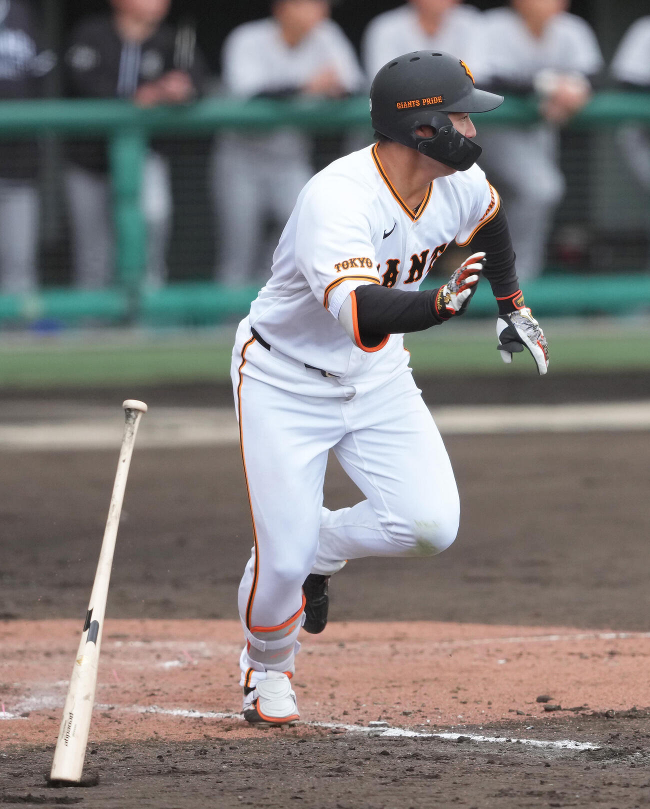 練習試合　巨人対ロッテ　5回裏巨人無死二塁、皆川は左前打を放つ（撮影・足立雅史）