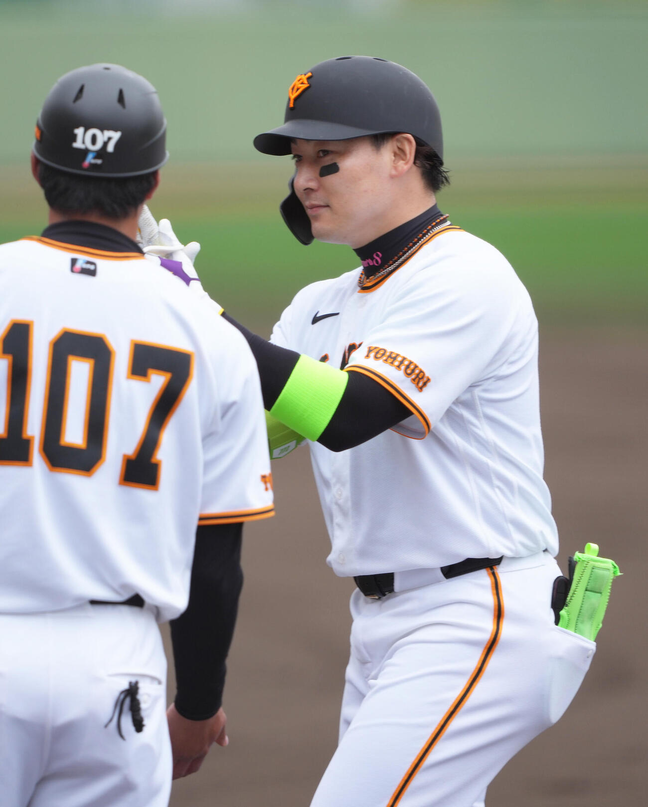 練習試合　巨人対ロッテ　3回裏巨人無死一、二塁、丸は左前適時打を放つ（撮影・足立雅史）