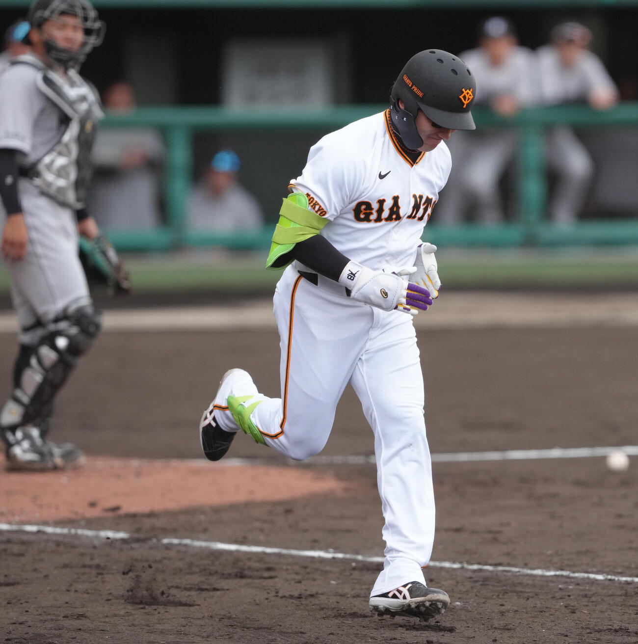 練習試合　巨人対ロッテ　5回裏巨人無死、死球を受けた丸は痛みにたえながら一塁へと向かう（撮影・足立雅史）