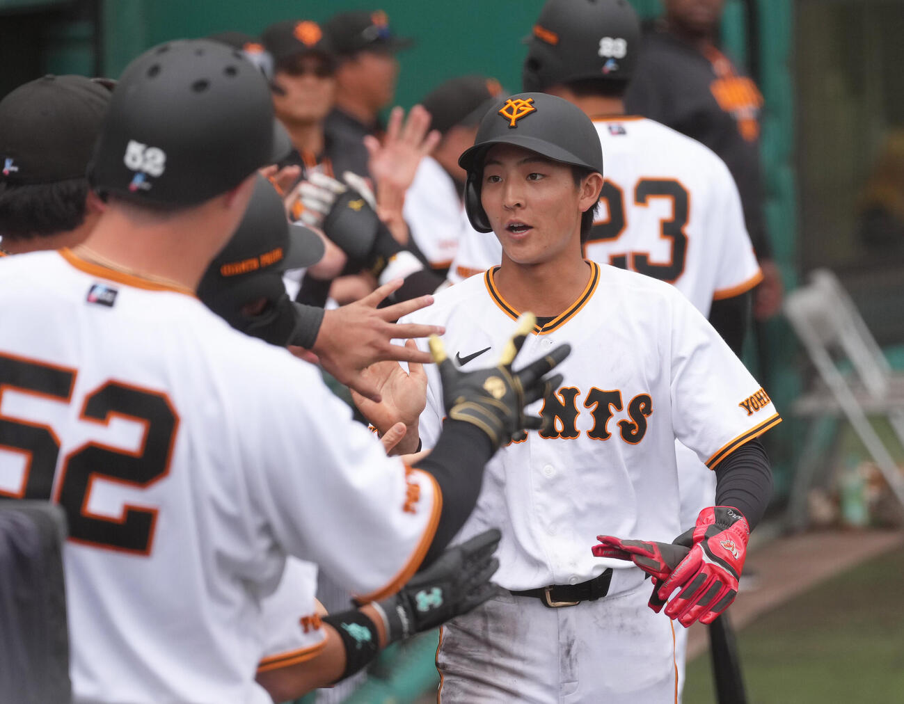 練習試合　巨人対ロッテ　5回裏巨人無死一、三塁、石塚の中犠飛で生還しタッチを交わす宇都宮（撮影・足立雅史）