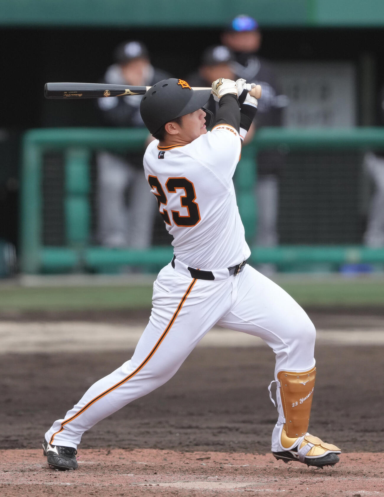 練習試合　巨人対ロッテ　5回裏巨人無死一、三塁、石塚は中犠飛を放つ（撮影・足立雅史）