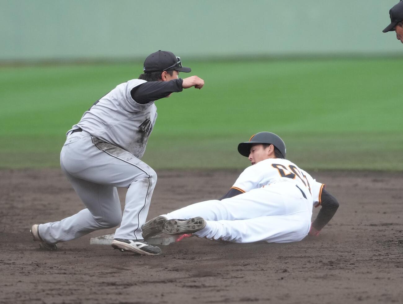 練習試合　巨人対ロッテ　5回裏巨人無死一塁、代走宇都宮（右）は盗塁を決める（撮影・足立雅史）