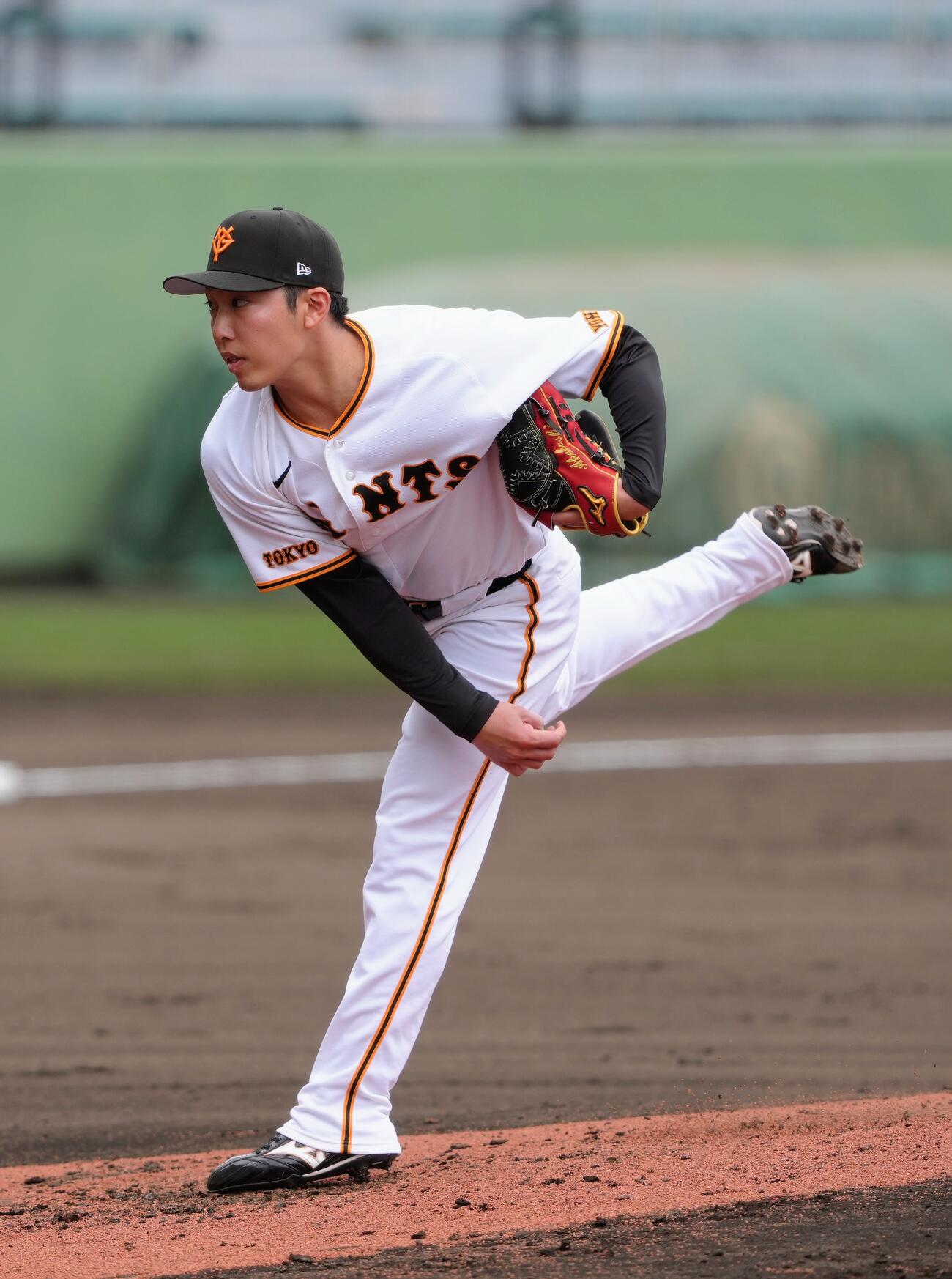 練習試合　巨人対ロッテ　3回から登板した巨人赤星（撮影・足立雅史）