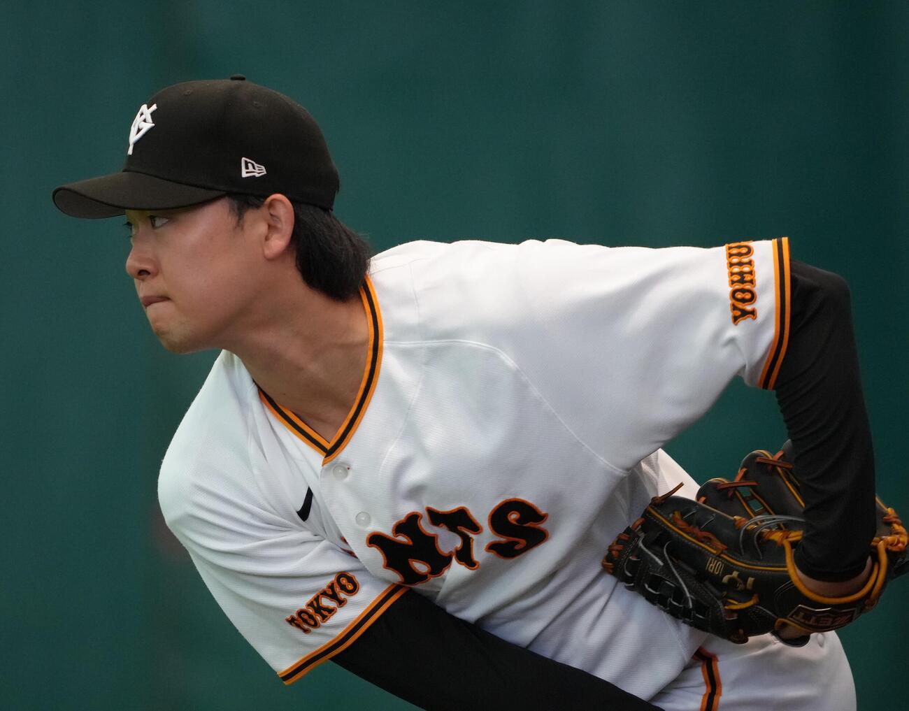 ブルペン投球する巨人山崎（撮影・足立雅史）