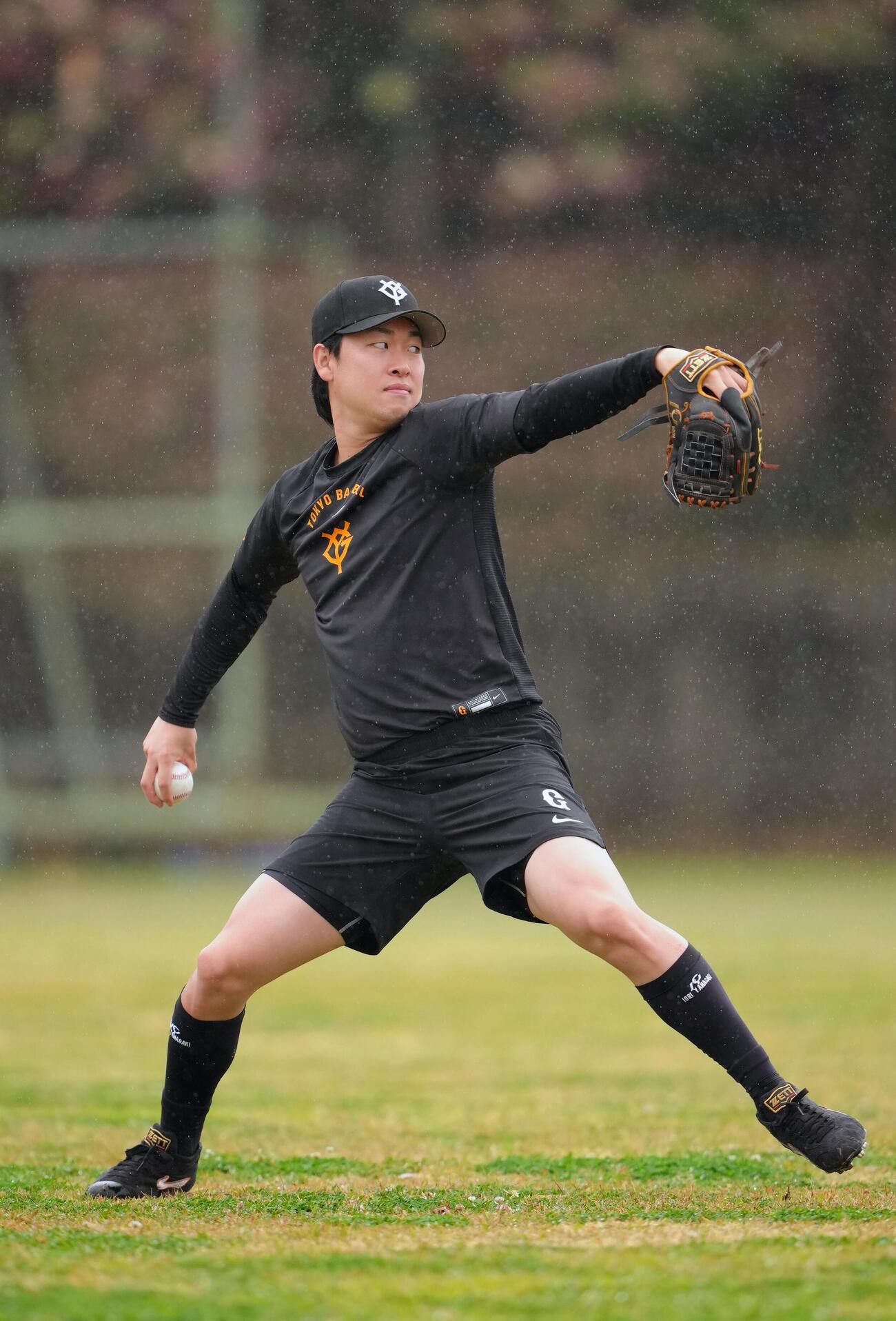 雨の中、キャッチボールで調整する巨人山崎（撮影・足立雅史）