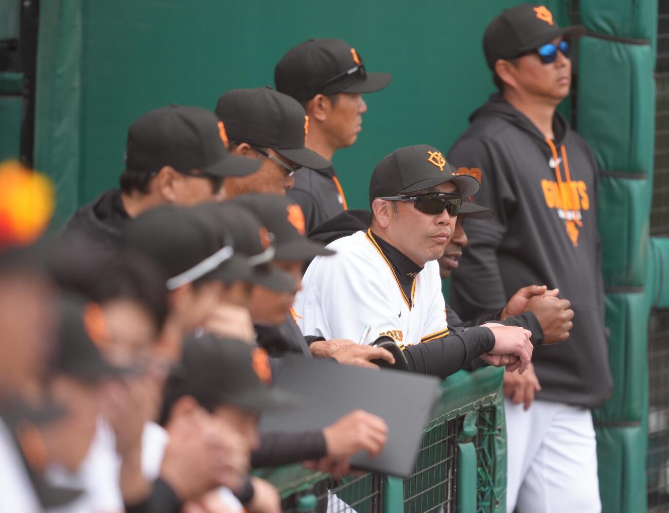 練習試合　巨人対ロッテ　試合を見つめる巨人阿部慎之助監督（撮影・足立雅史）