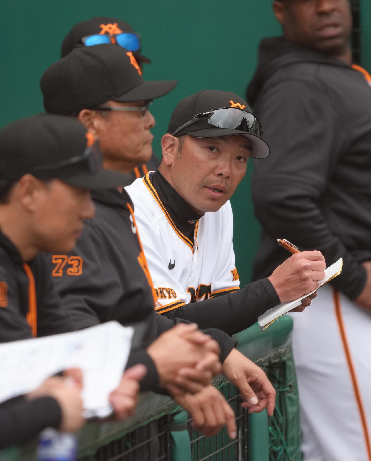 練習試合　巨人対ロッテ　ベンチでメモを取る巨人阿部監督（撮影・足立雅史）