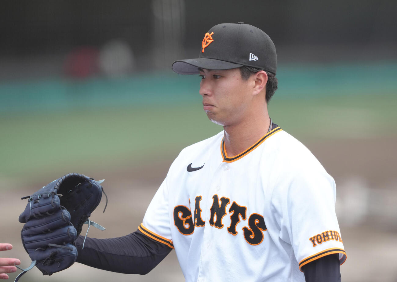 練習試合　巨人対ロッテ　2回を無失点で終え、タッチを交わす巨人山城（撮影・足立雅史）