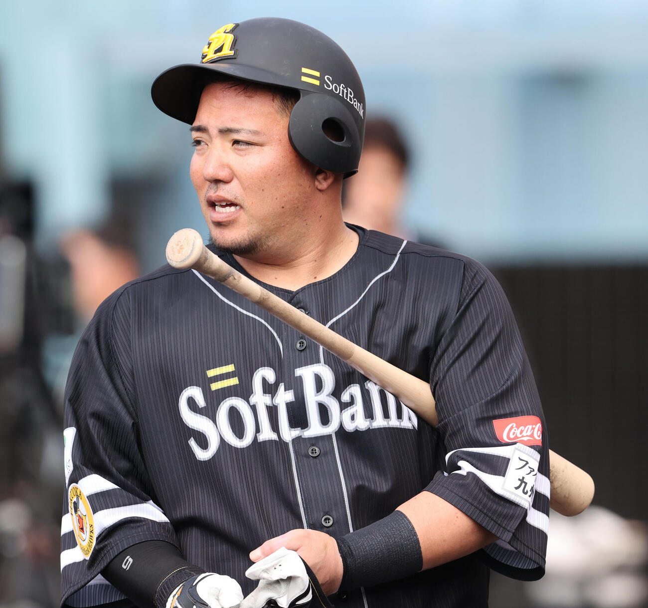 ランチ特打を終えたソフトバンク山川は引き上げる（撮影・梅根麻紀）