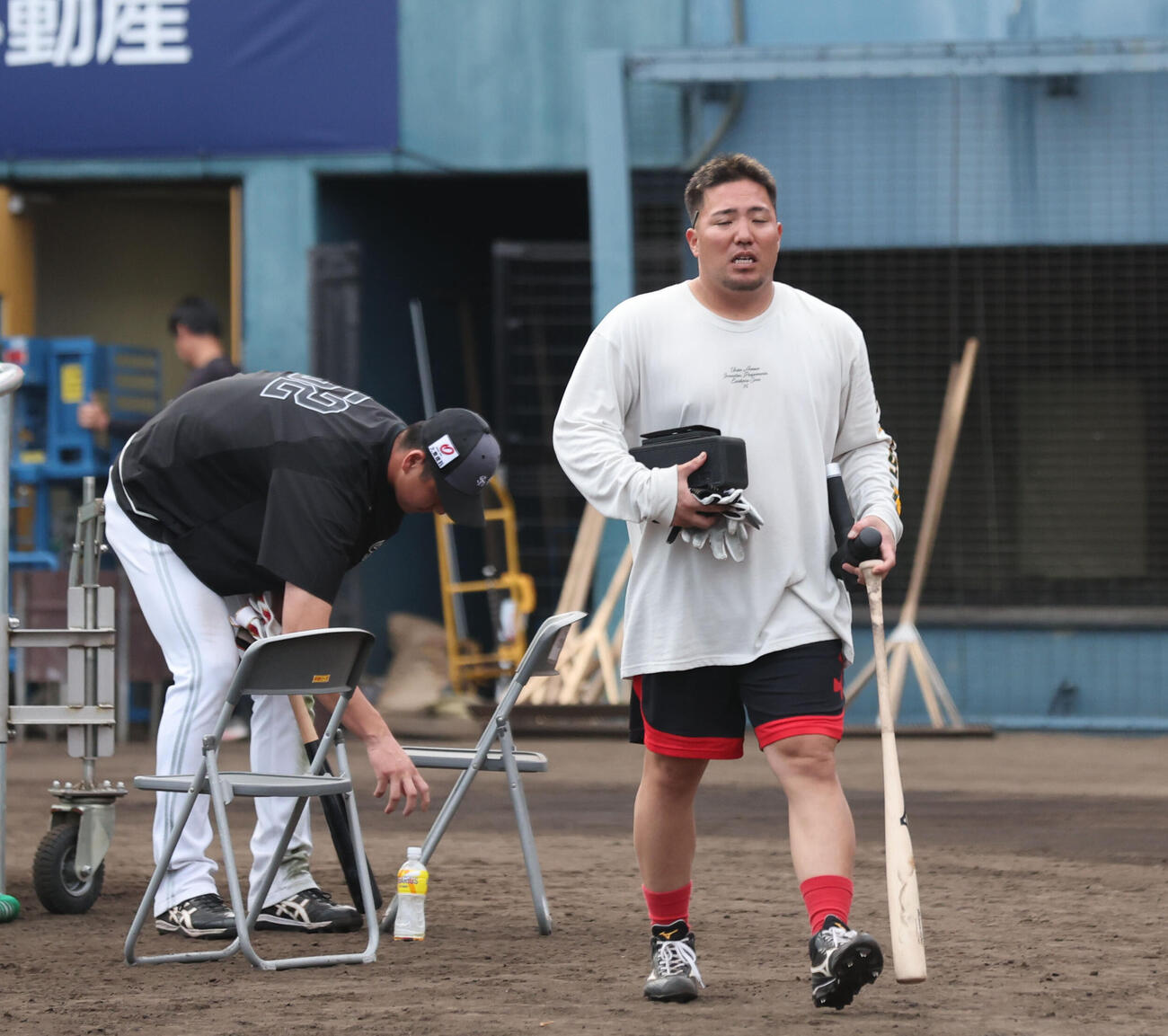 居残りで約2時間の打撃練習を終えたソフトバンク山川は引き上げる（撮影・梅根麻紀）