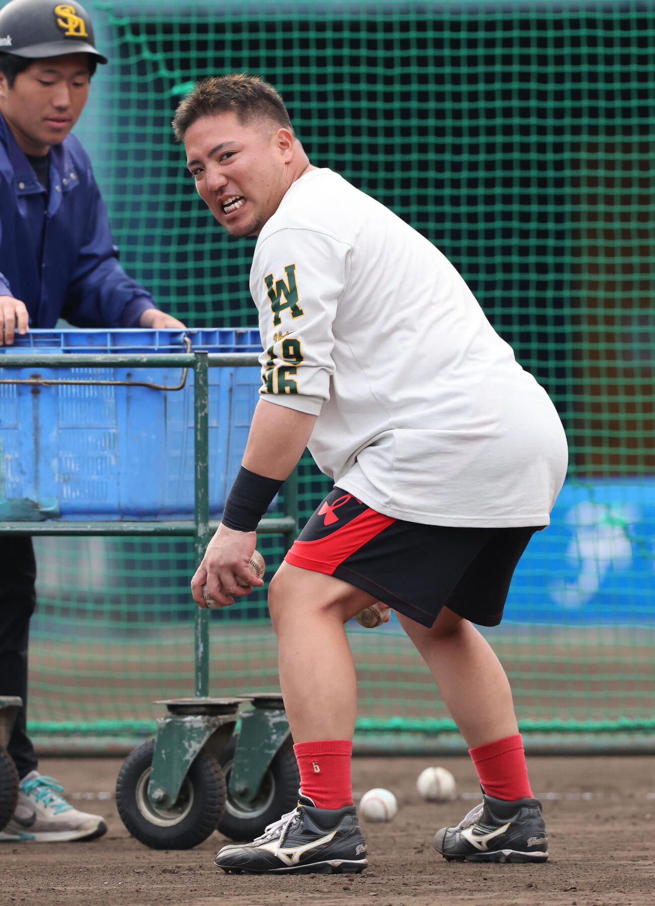 居残りで約2時間の打撃練習を終えたソフトバンク山川はきつそうな様子で球を集める（撮影・梅根麻紀）