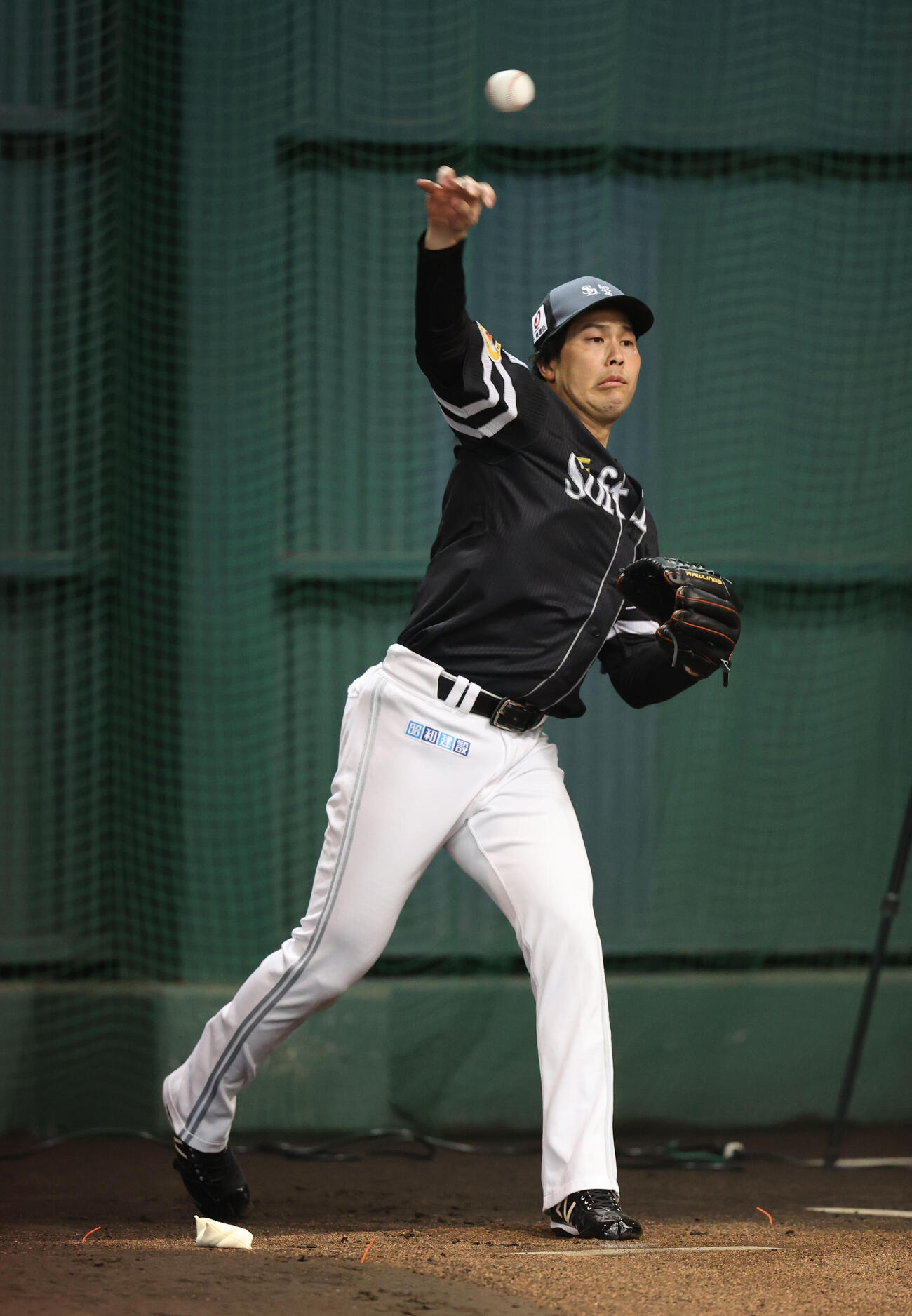 ブルペンに入ったソフトバンク藤井は捕手を座らせて投げ込む（撮影・梅根麻紀）