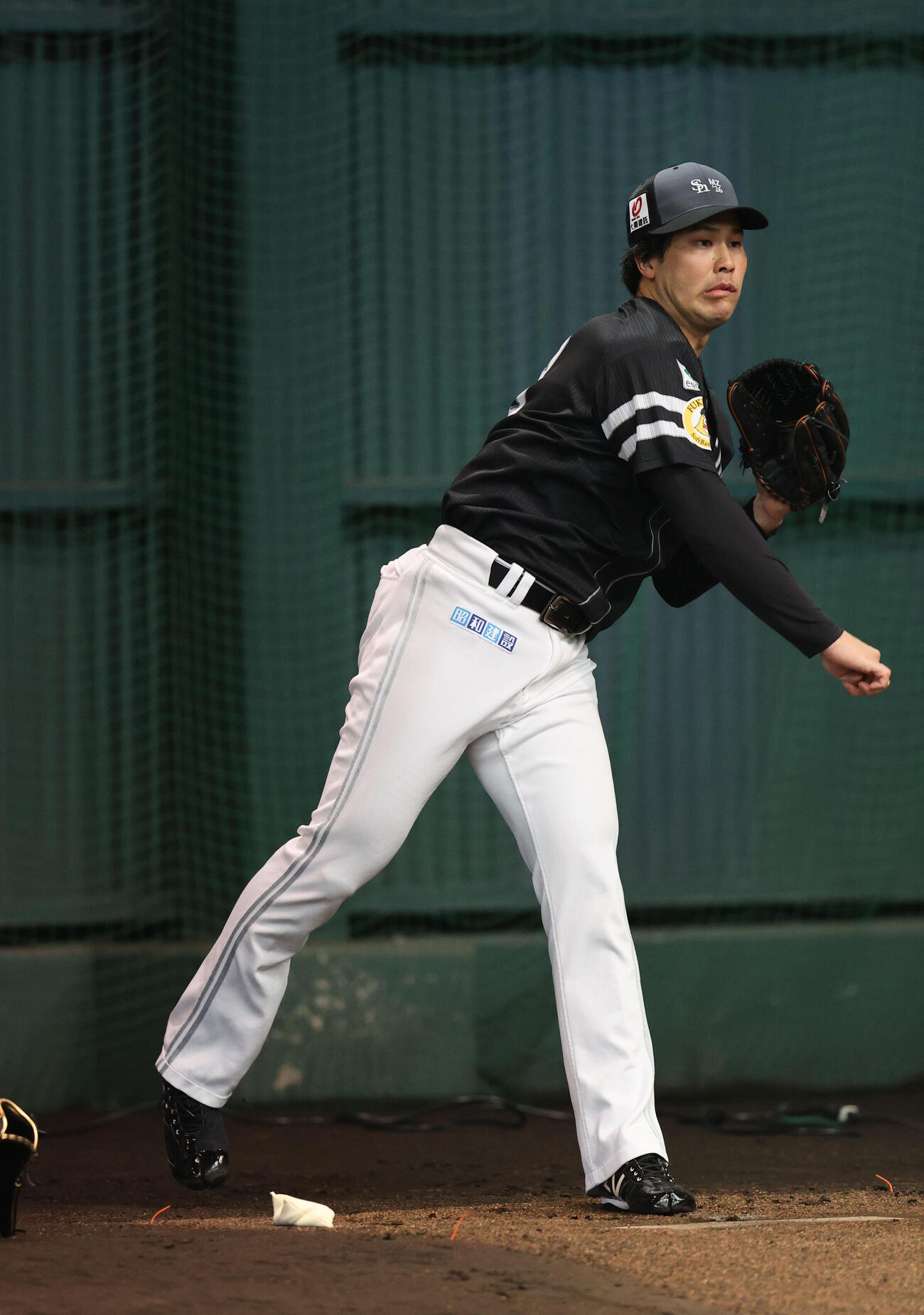 ブルペンに入ったソフトバンク藤井は捕手を座らせて投げ込む（撮影・梅根麻紀）