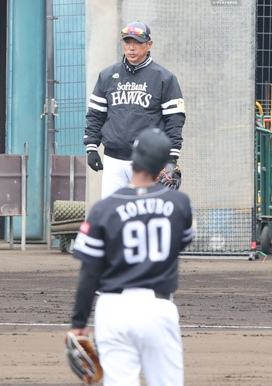 ユニホームを忘れたソフトバンクのダウンズ（手前）は小久保監督（奥）から貸してもらい練習に参加（撮影・梅根麻紀）