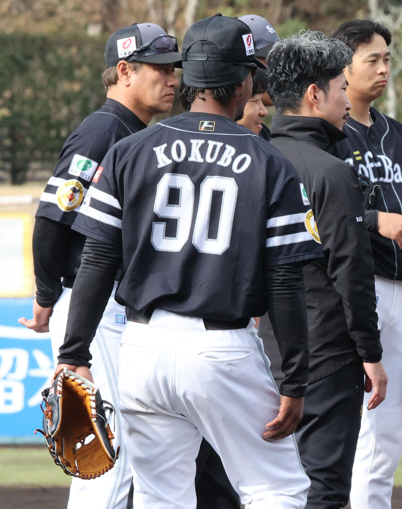 ユニホームを忘れたソフトバンクのダウンズは小久保監督から貸してもらい練習に参加（撮影・梅根麻紀）