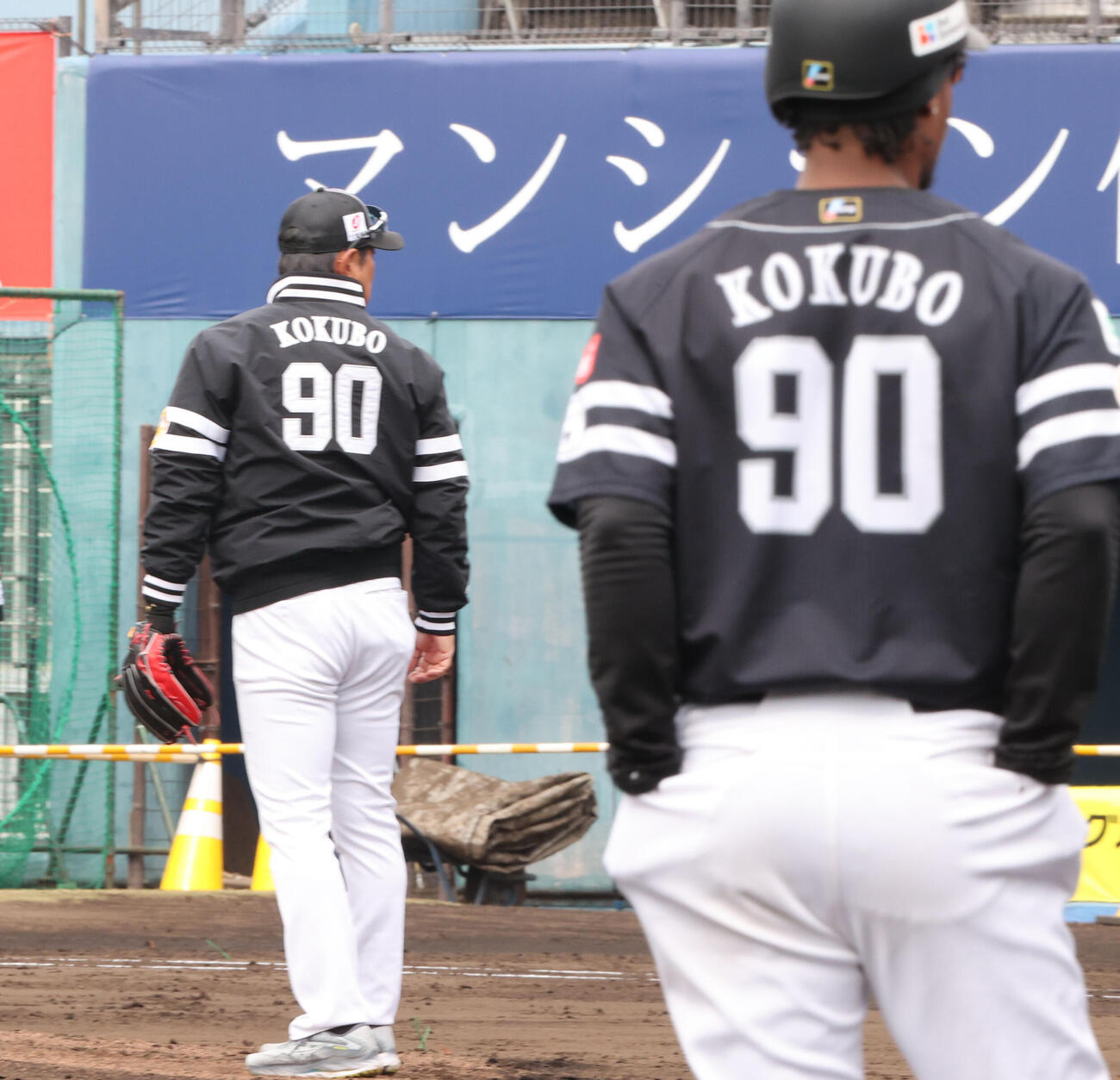 ユニホームを忘れたソフトバンクのダウンズ（右）は小久保監督（左）から貸してもらい練習に参加（撮影・梅根麻紀）