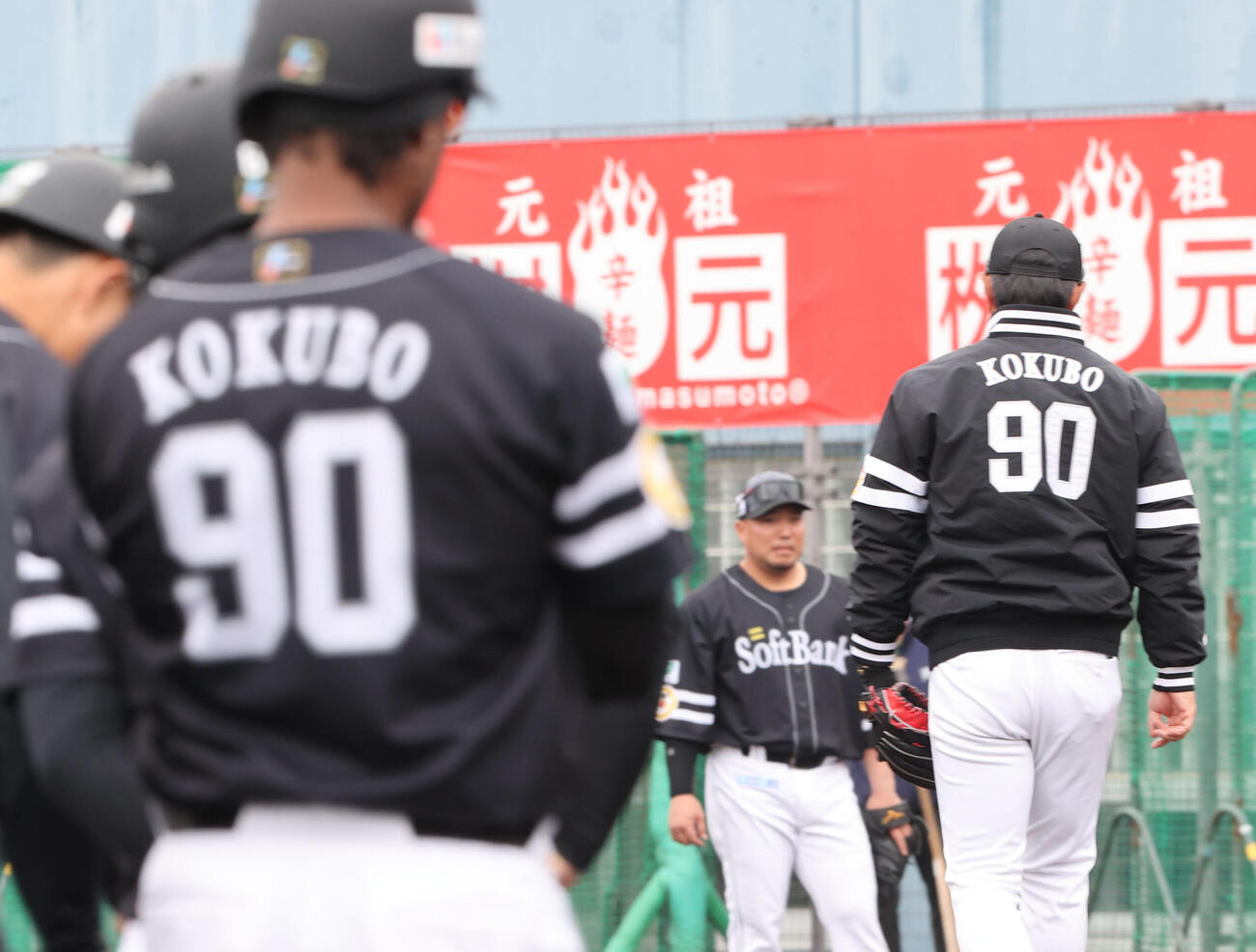 ユニホームを忘れたソフトバンクのダウンズは小久保監督から貸してもらい練習に参加（撮影・梅根麻紀）