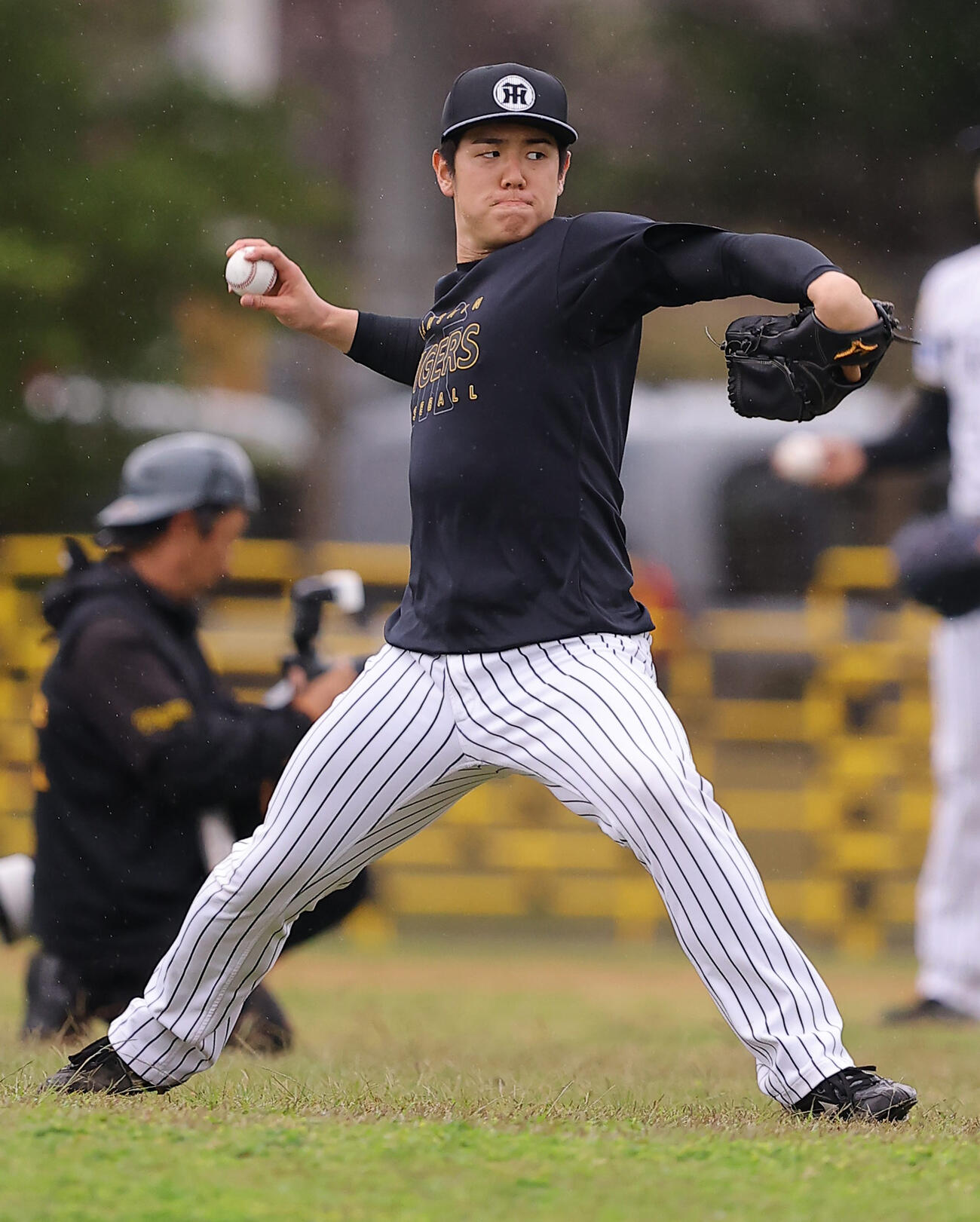 キャッチボールをする阪神石黒（撮影・上田博志）