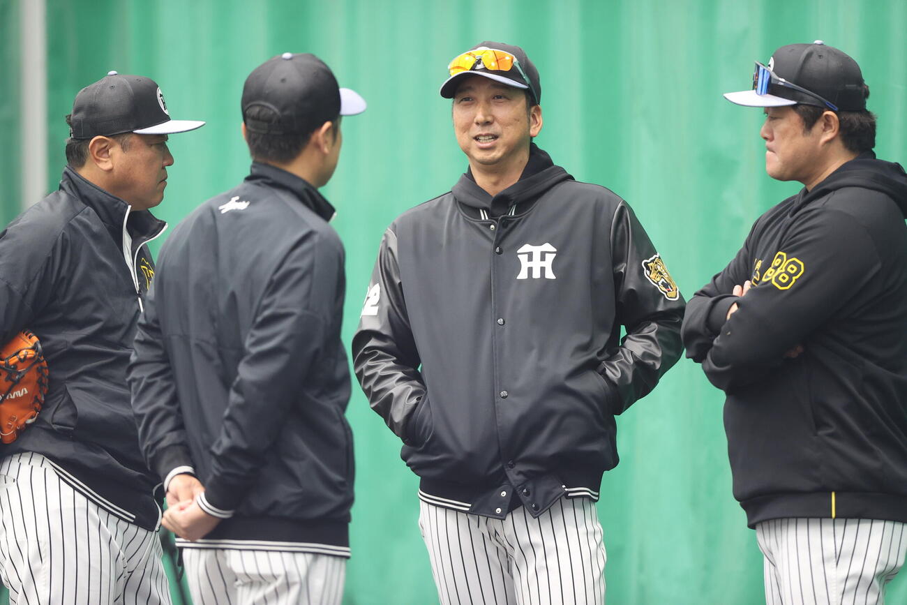 ブルペンでコーチ陣と話す阪神藤川監督（左から3人目）（撮影・上山淳一）