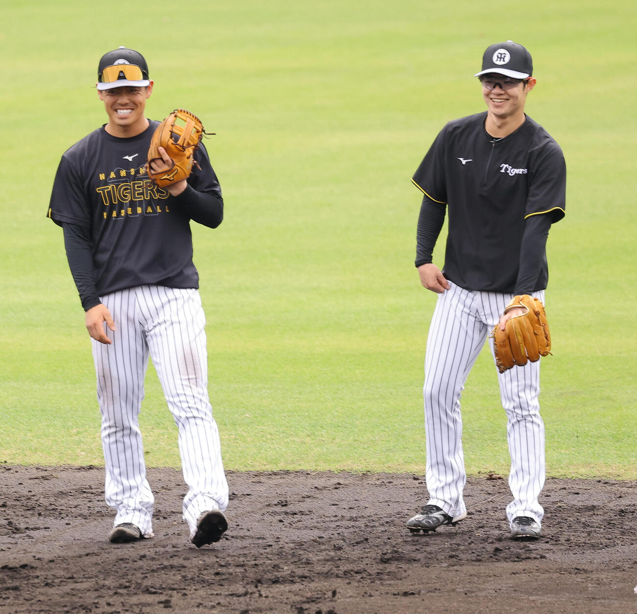 阪神中野（右）と笑顔で話す谷端（撮影・上田博志）