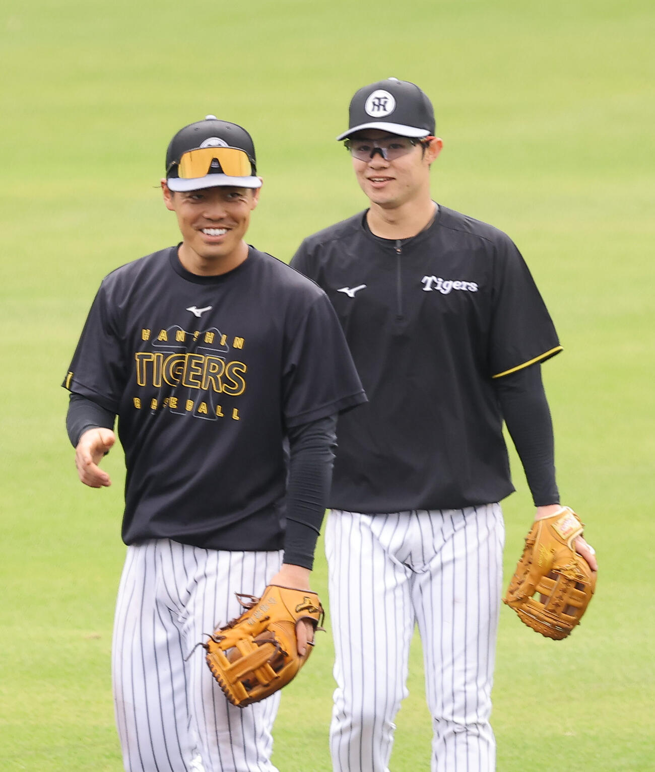 阪神中野（右）と笑顔で話す谷端（撮影・上田博志）