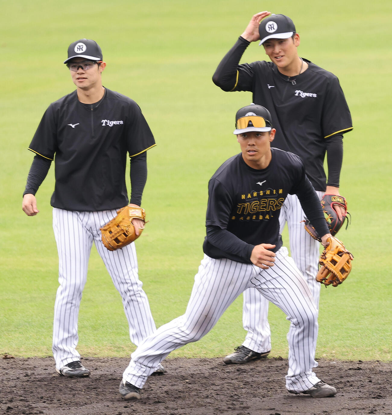 ノックを受ける左から中野、谷端、高寺（撮影・上田博志）