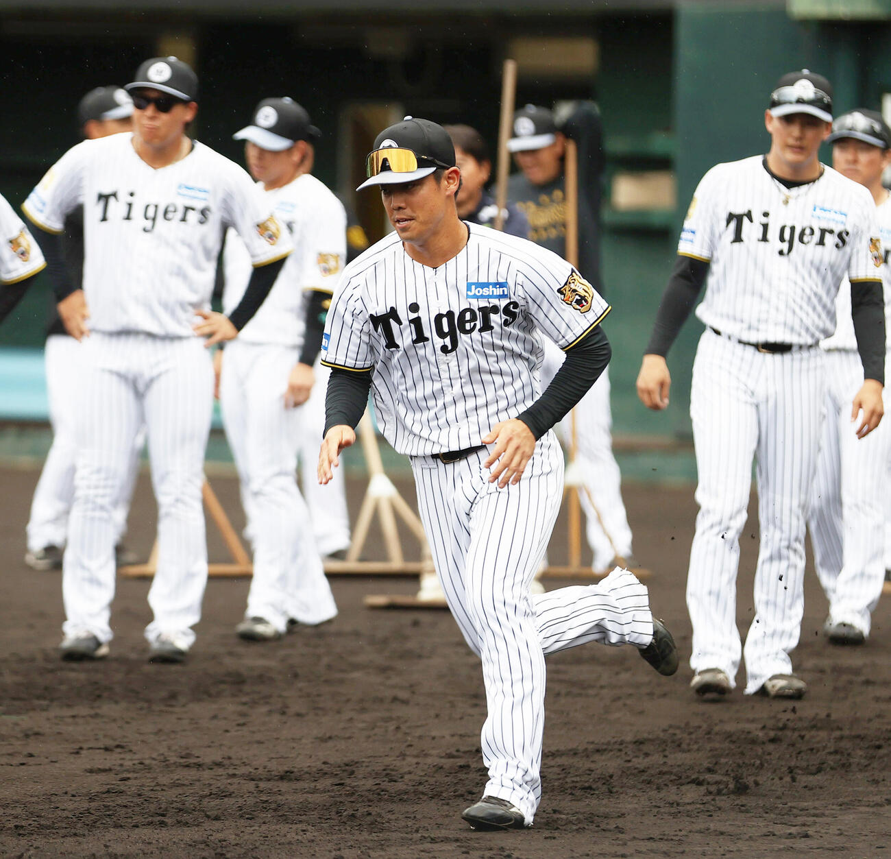 グラウンドを走る阪神谷端（撮影・上山淳一）
