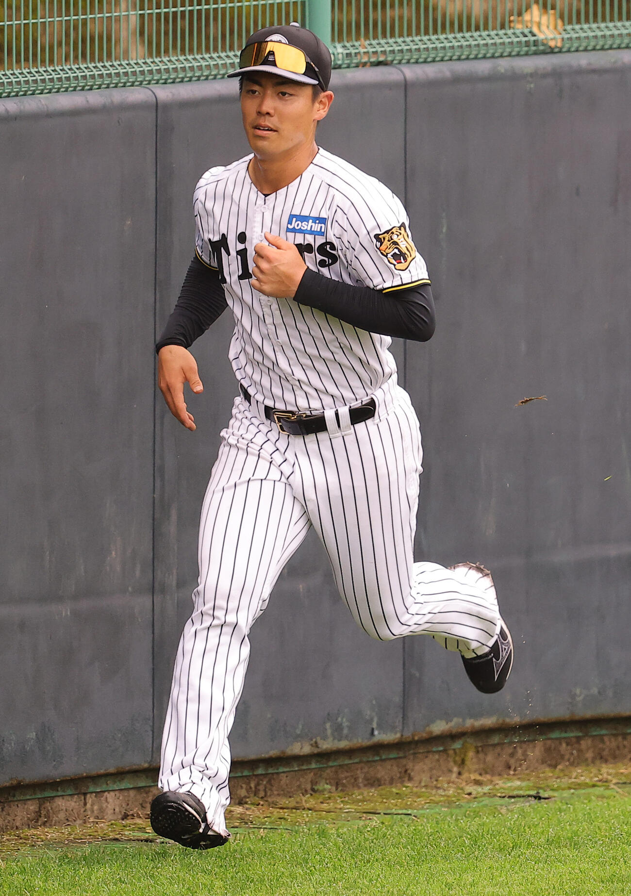外野をランニングする阪神谷端（撮影・上田博志）
