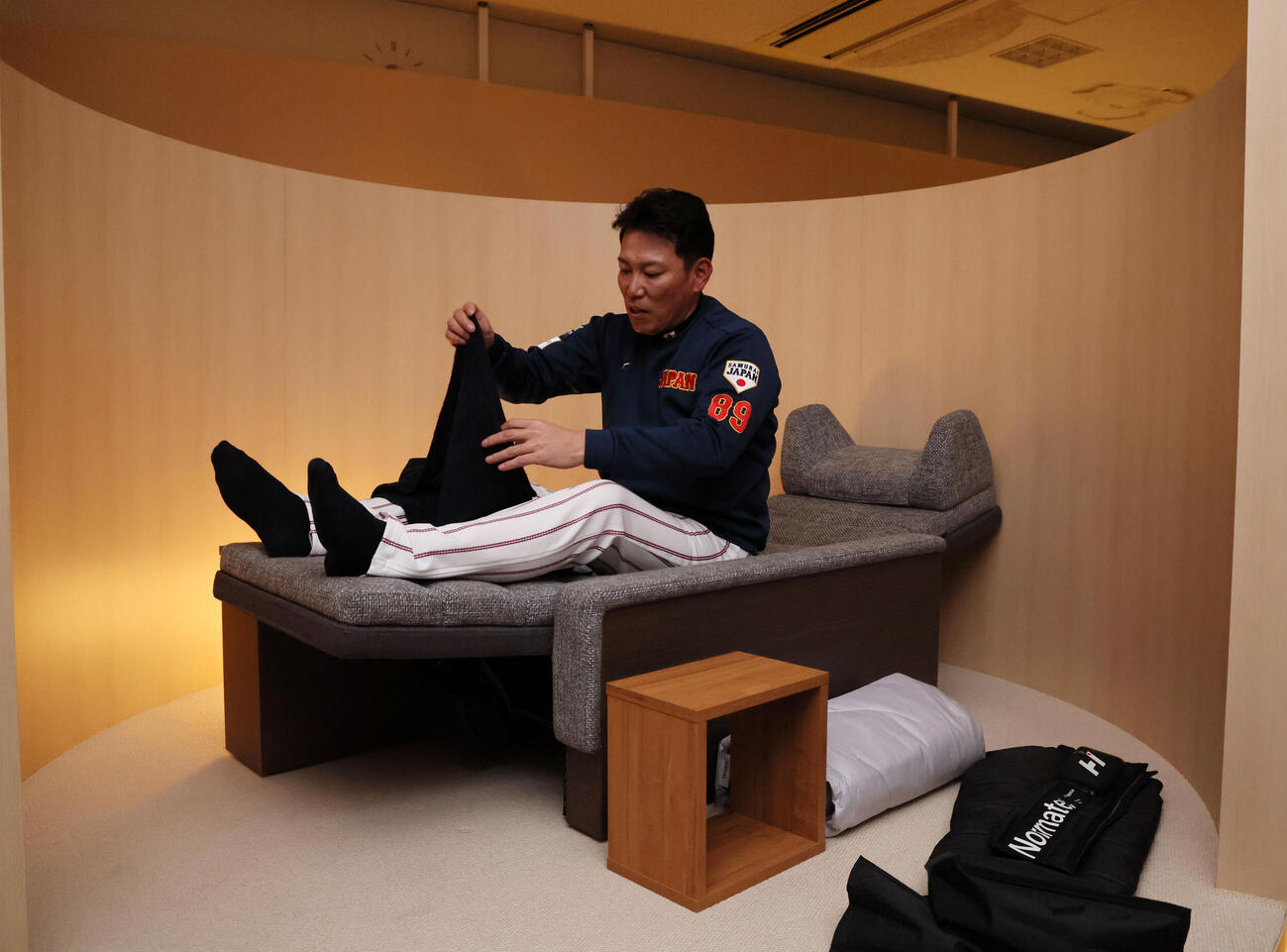 テンシャル社のリカバリールームを訪れた侍ジャパン井端監督（撮影・加藤哉）