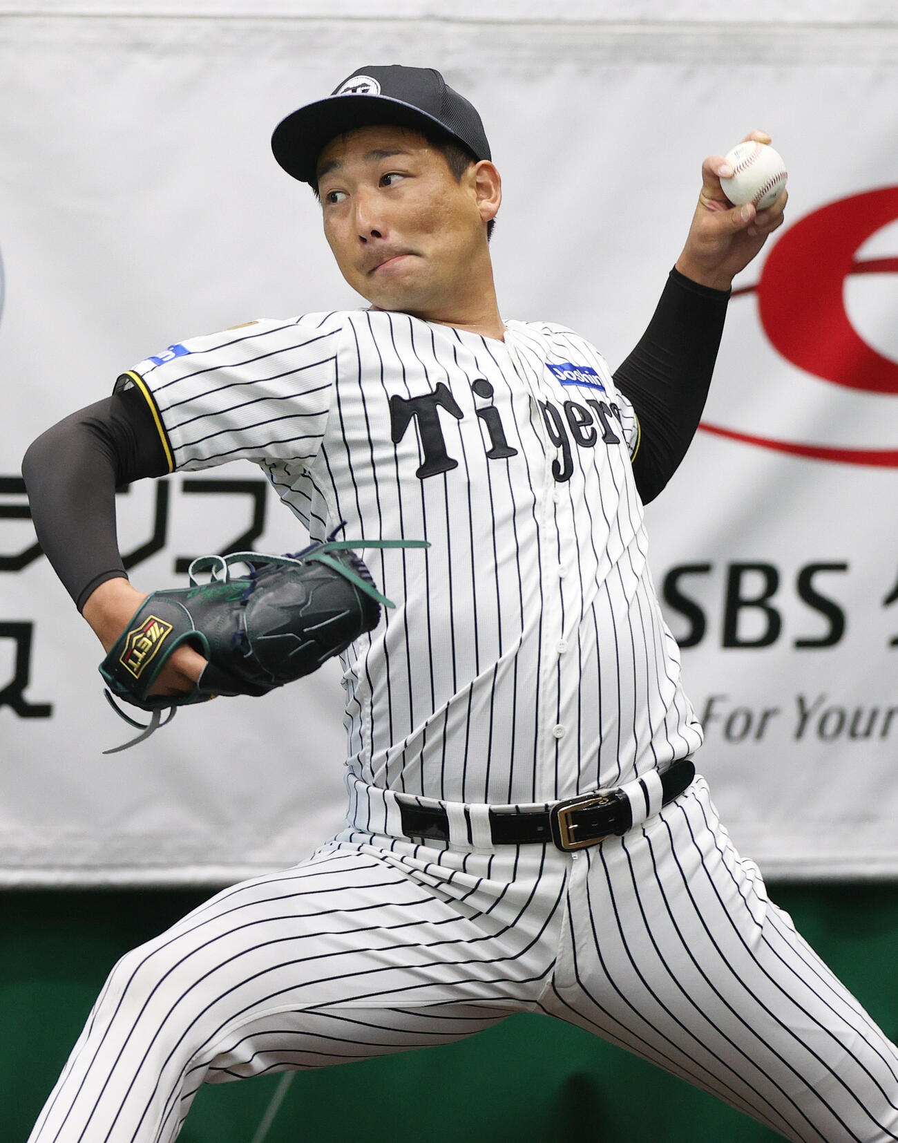 ブルペンで投球する阪神岩崎（撮影・上山淳一）