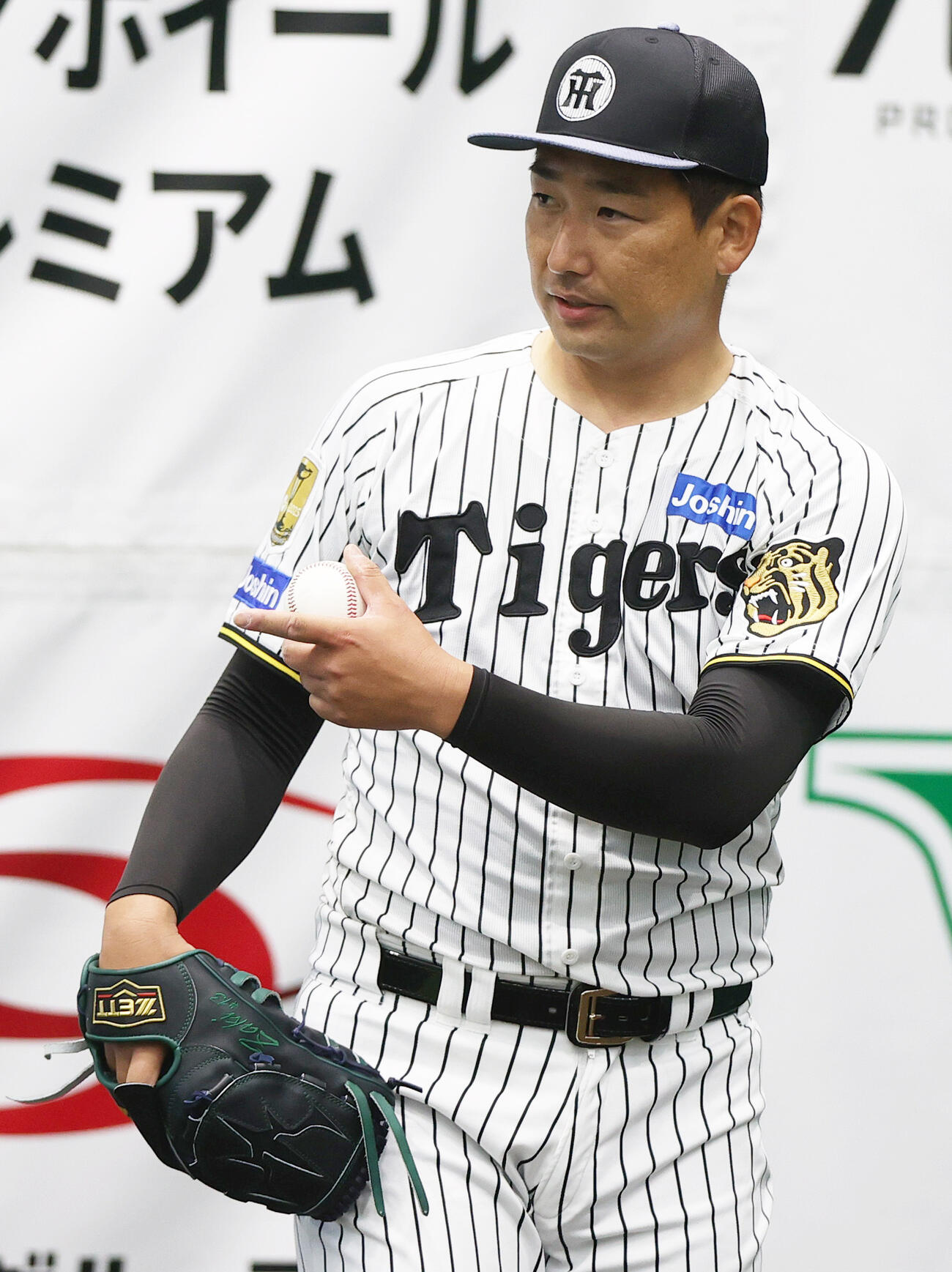 ブルペンで投球する阪神岩崎（撮影・上山淳一）