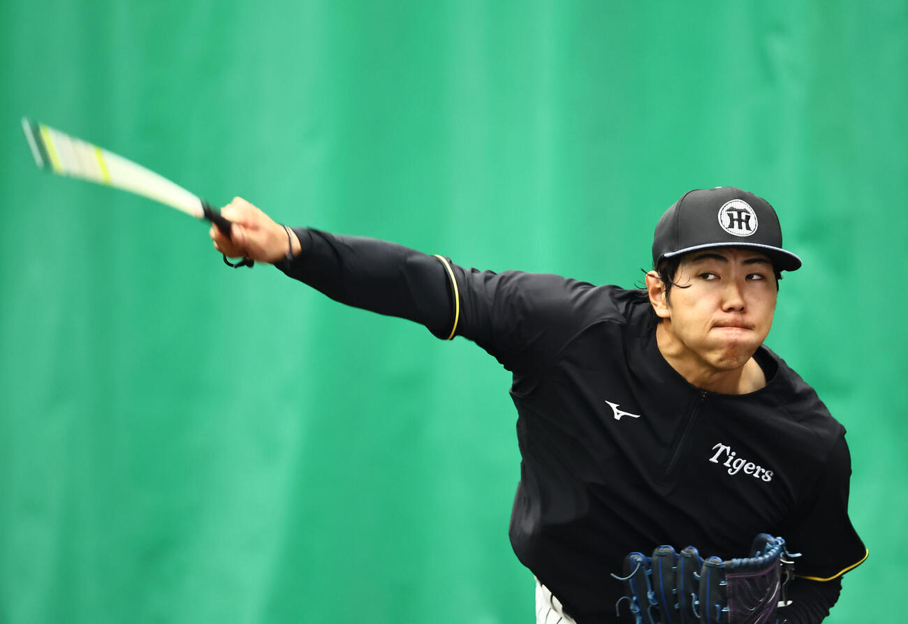 スティックを使って投球練習をする工藤（撮影・上田博志）