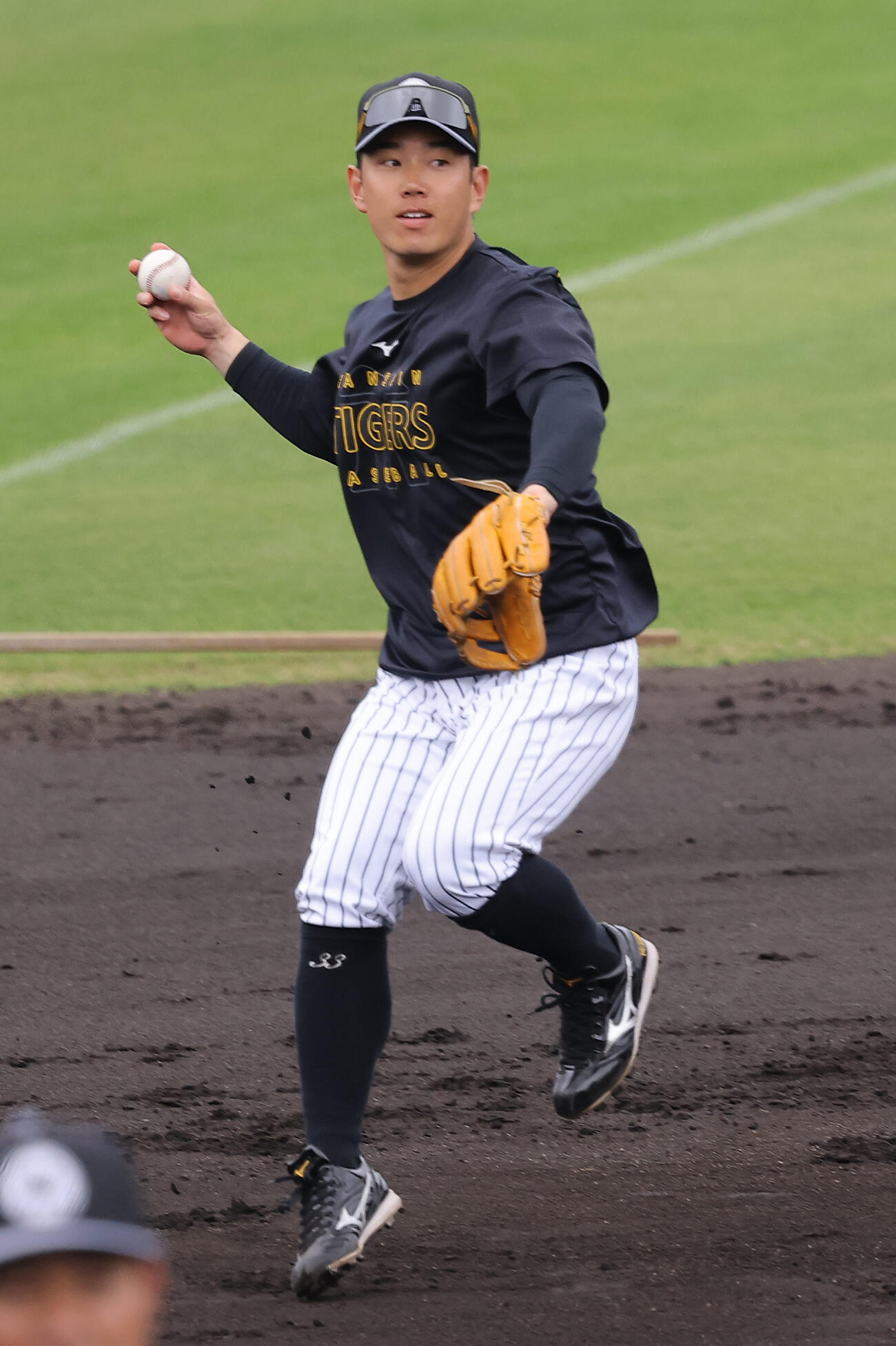 ノックを受ける阪神糸原（撮影・上田博志）