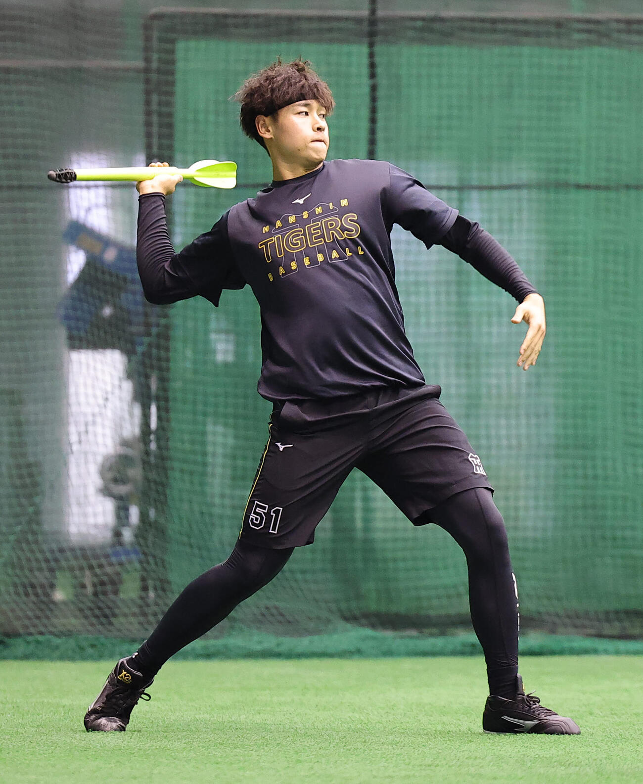 ジャベリックスローをする阪神早川（撮影・上田博志）