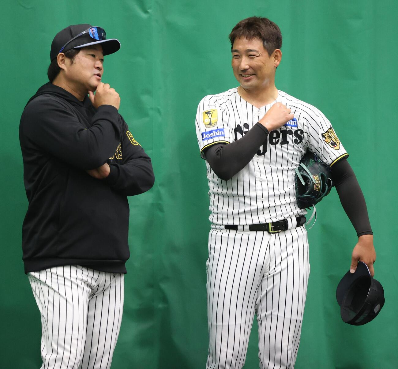 阪神岩崎（右）はブルペンで投球を終え安藤投手チーフコーチと笑顔で話す（撮影・上山淳一）
