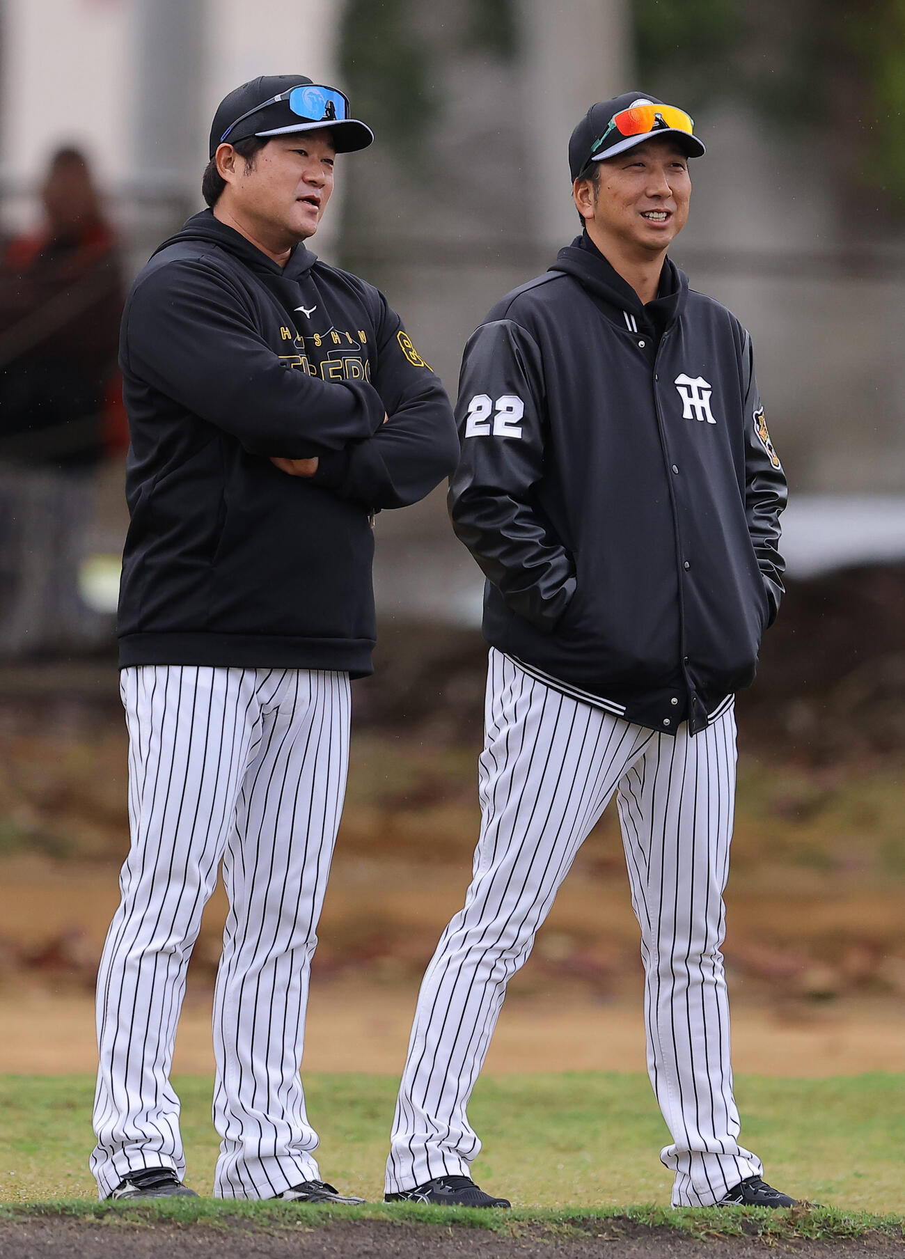 投手陣のキャッチボールを笑顔で見守る藤川監督（右）と安藤コーチ（撮影・上田博志）