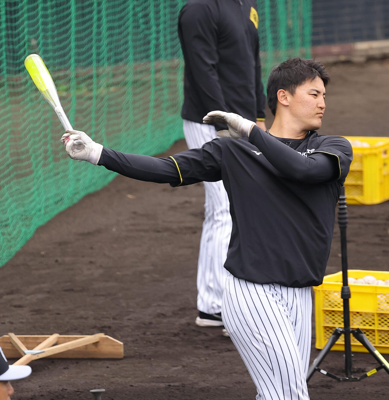 アクアバットを使って素振りをする元山（撮影・上田博志）