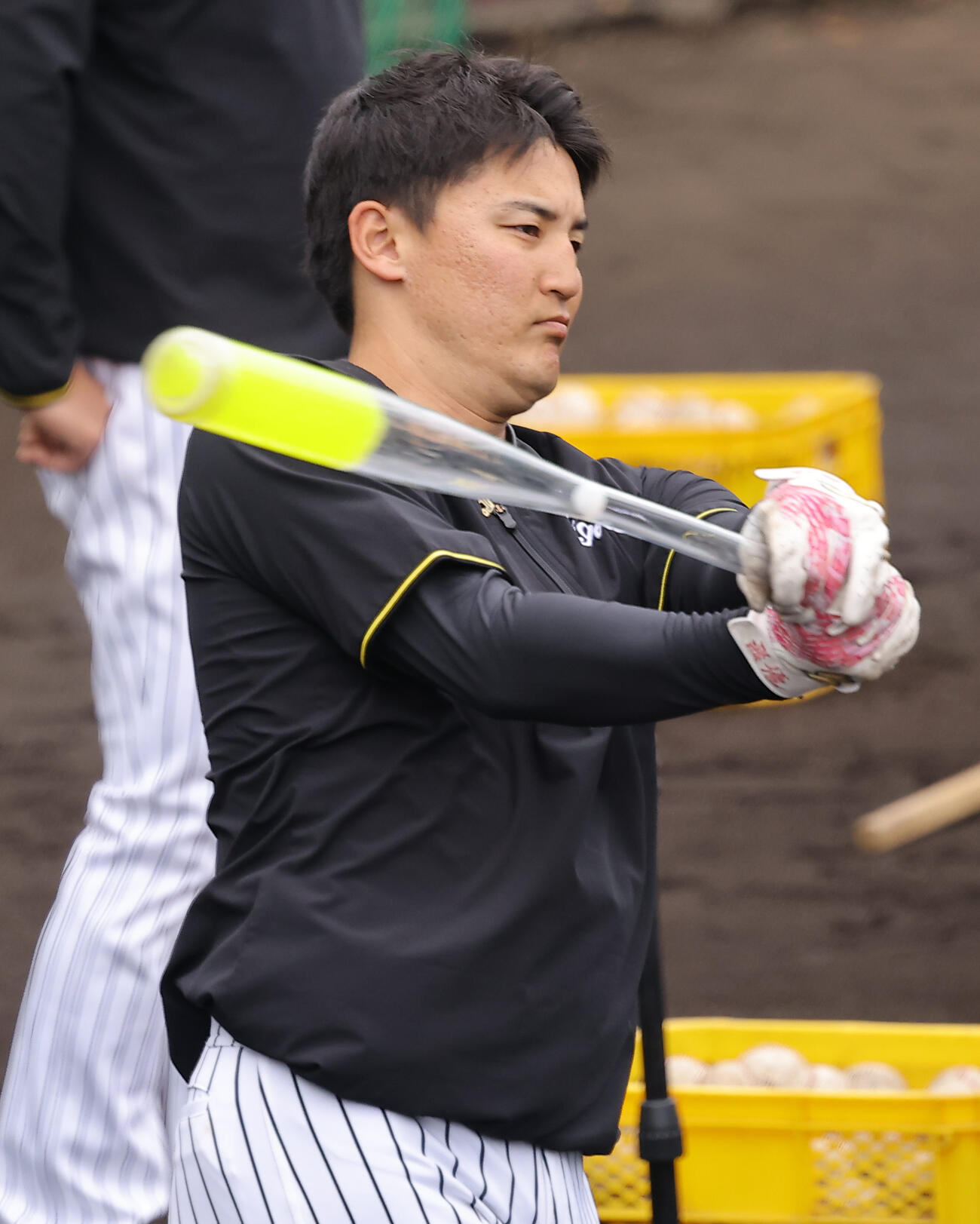 アクアバットを使って素振りをする元山（撮影・上田博志）