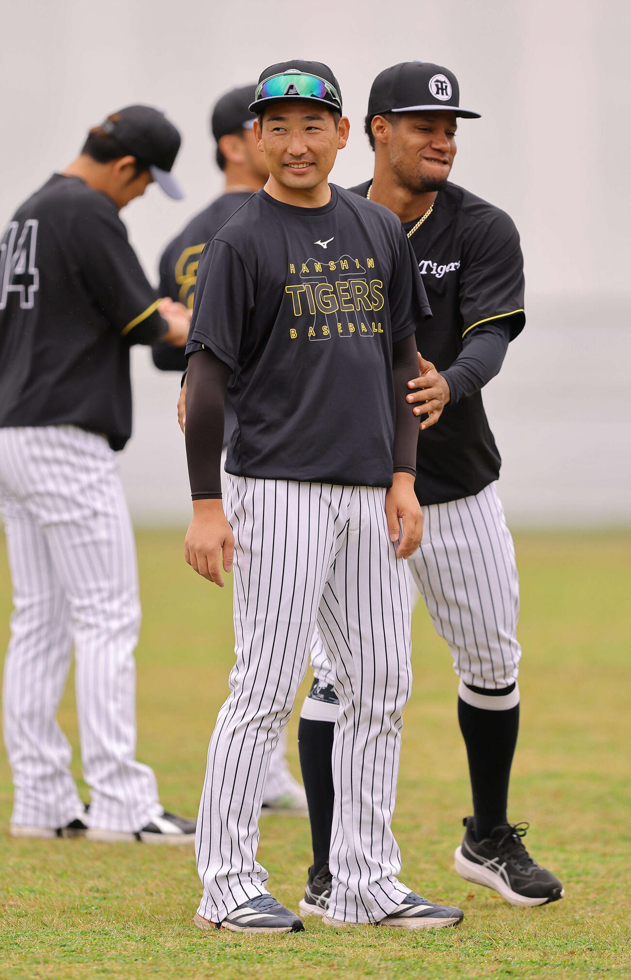 宜野座組に合流した岩崎（左）はモレッタの歓迎を受ける（撮影・上田博志）