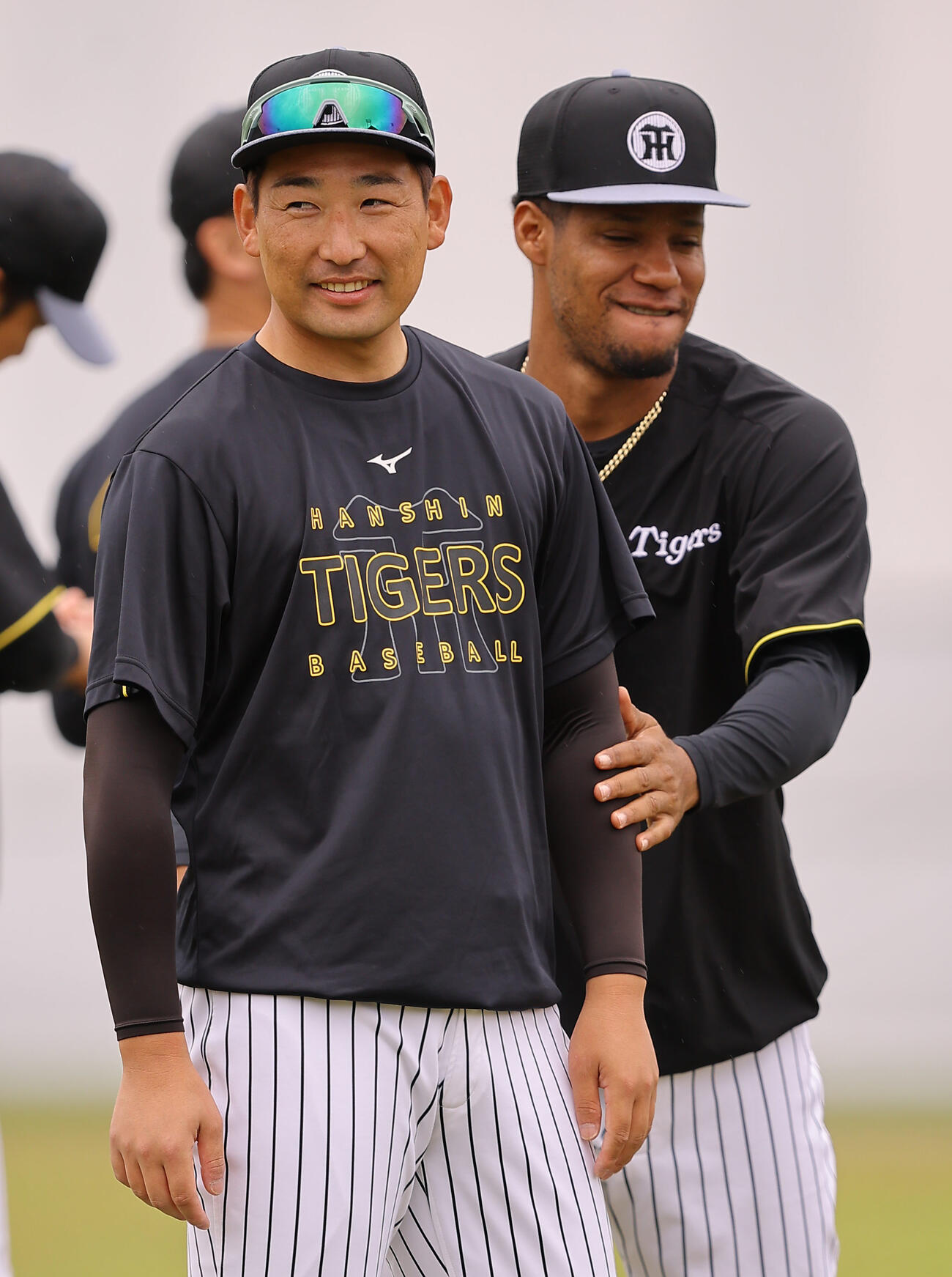 宜野座組に合流した岩崎（左）はモレッタの歓迎を受ける（撮影・上田博志）