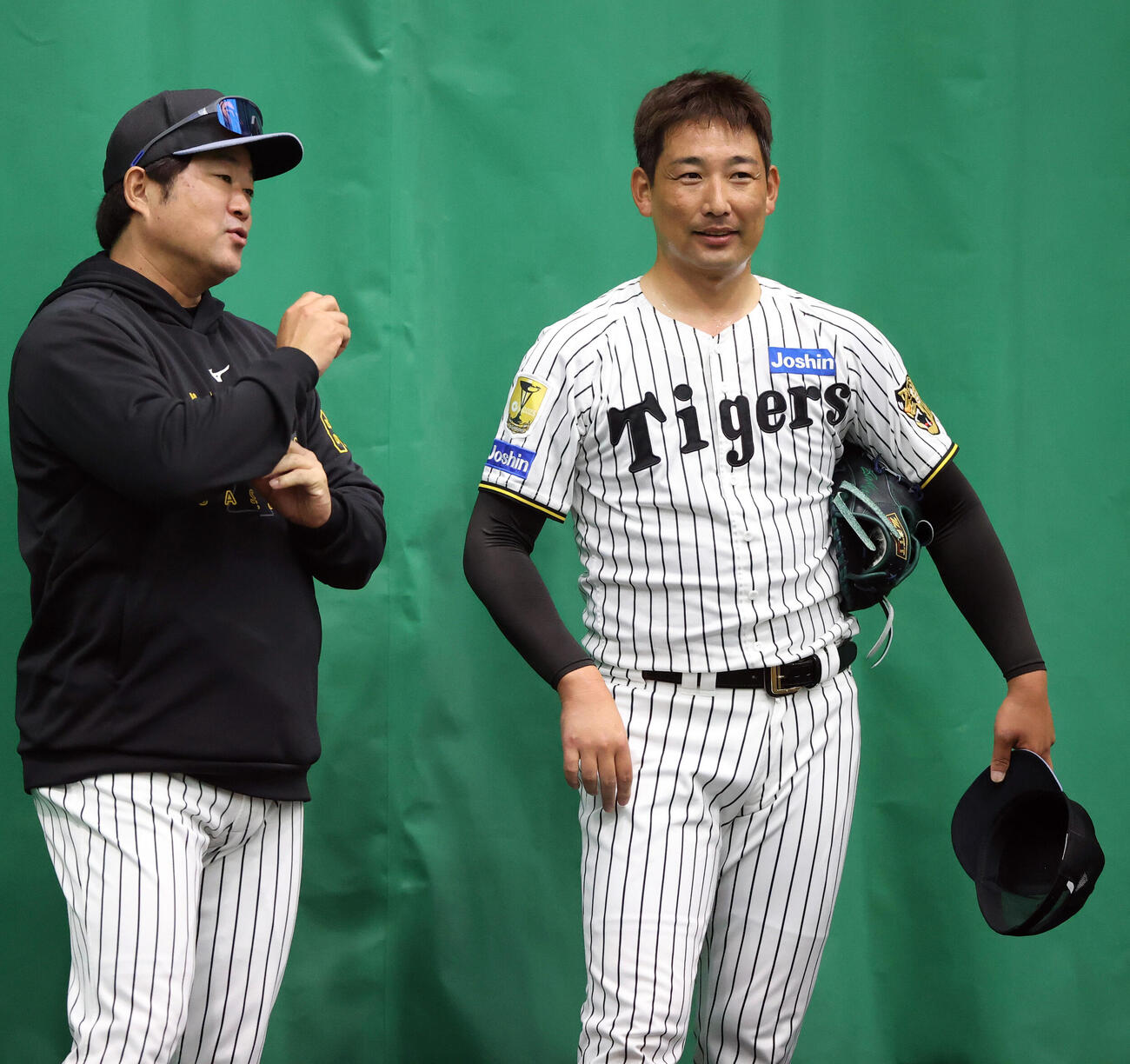 ブルペンで投球を終えた阪神岩崎（右）は安藤投手チーフコーチと話す（撮影・上山淳一）