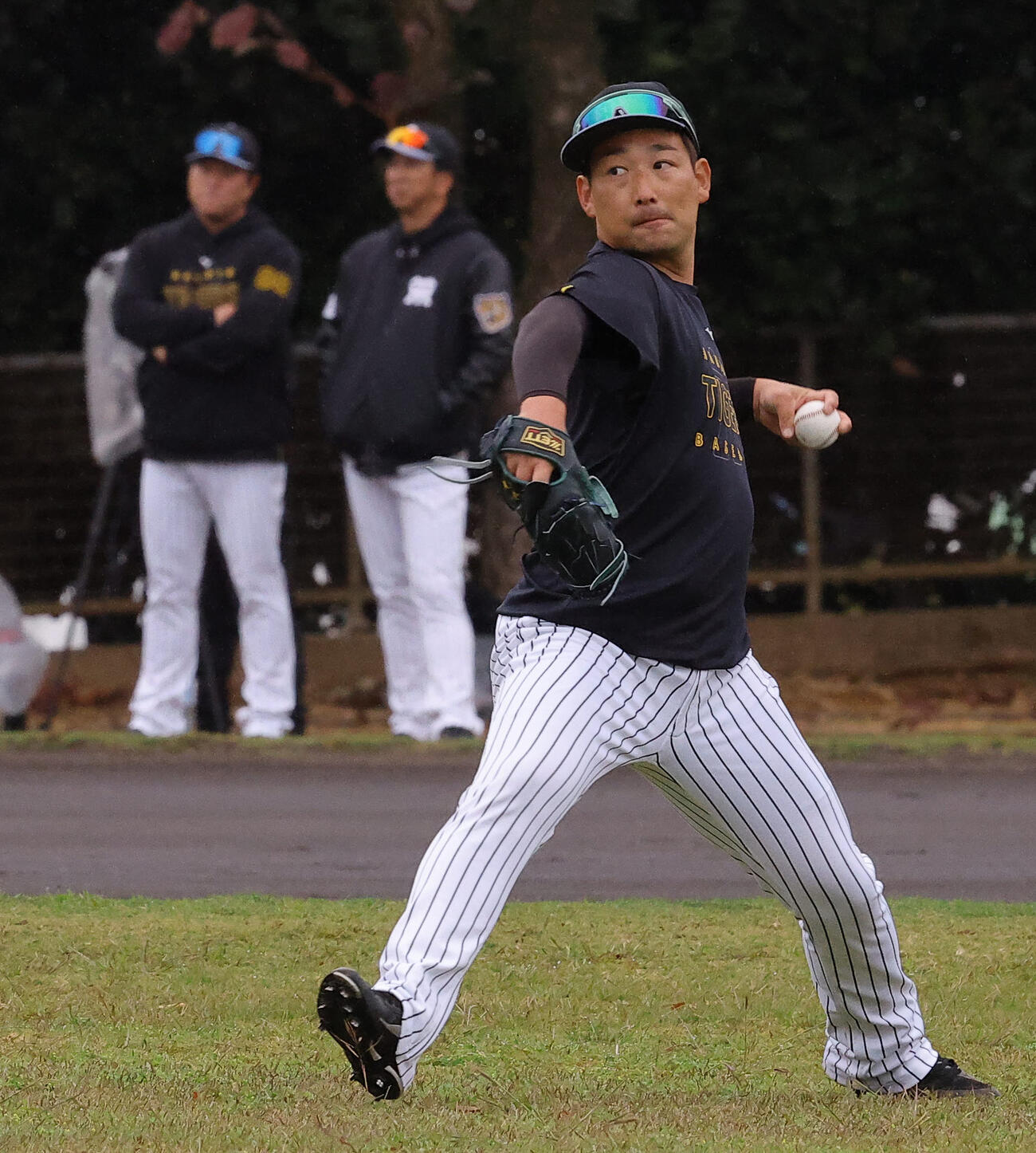 キャッチボールをする阪神岩崎。中は藤川監督と左は安藤コーチ（撮影・上田博志）
