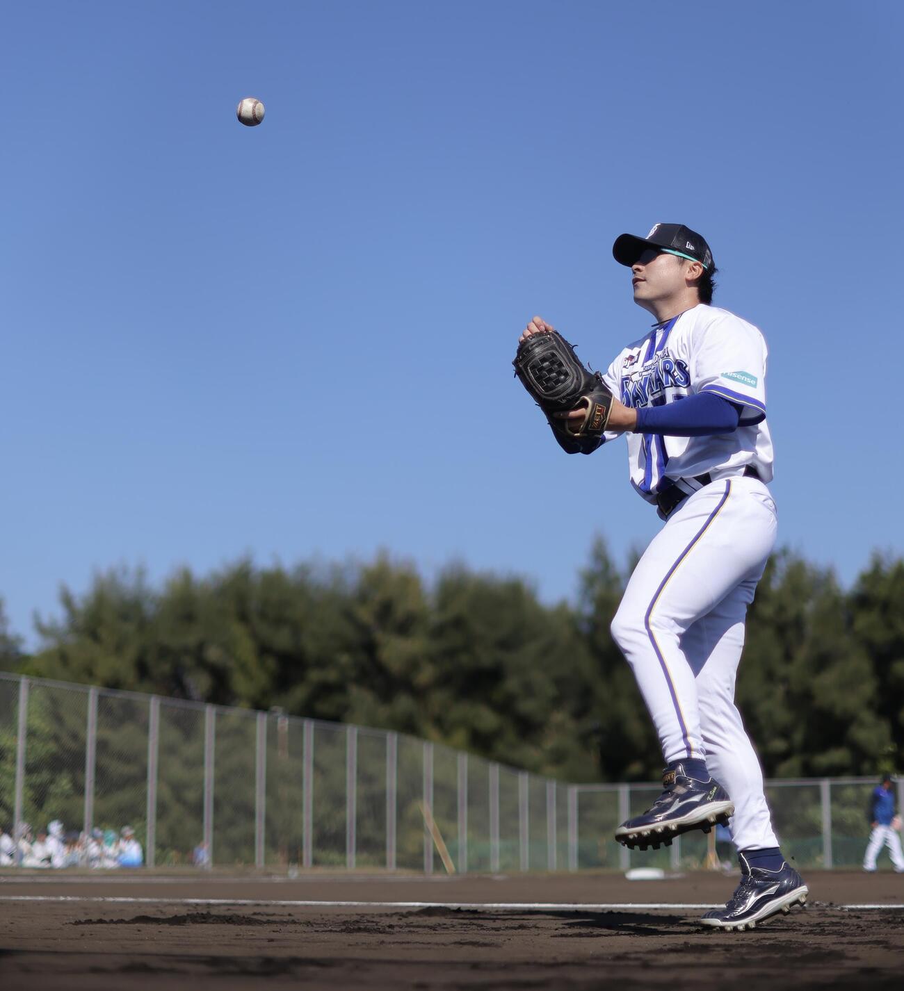 ファンに見守られながら守備練習するDeNA佐野（2026年2月14日撮影）