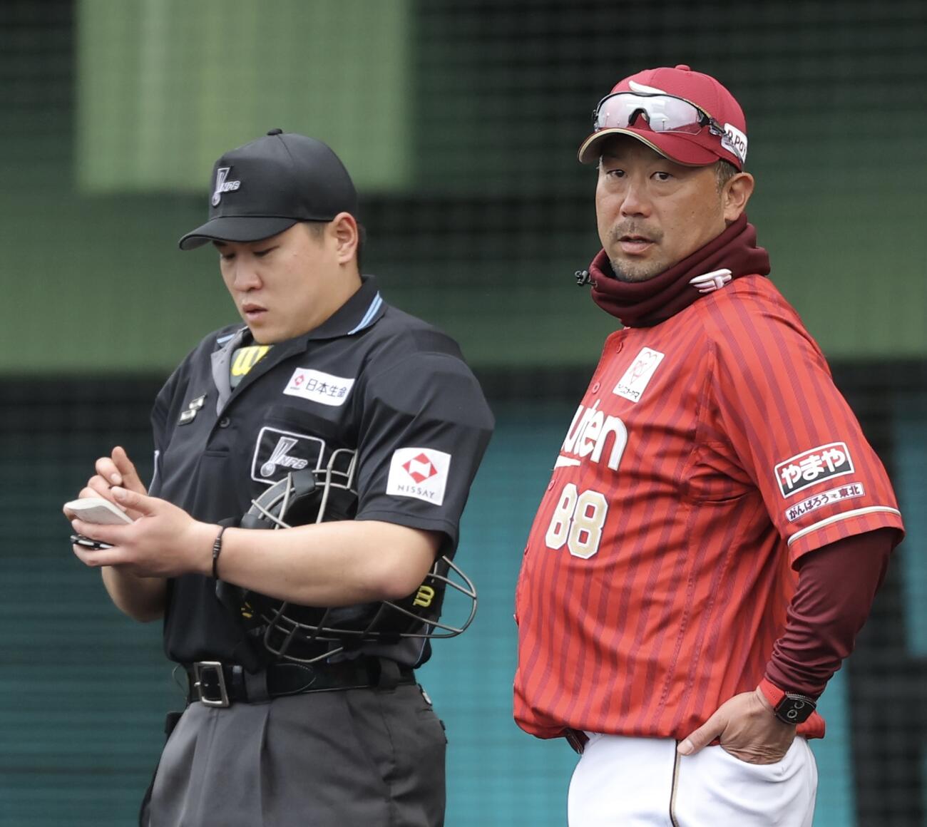 広島対楽天　9回表を終え、選手交代を告げる三木監督（撮影・河田真司）