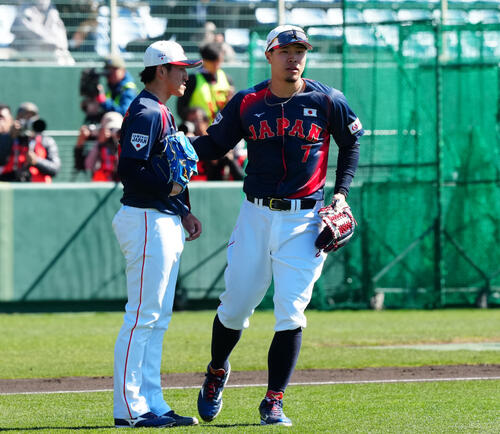 ライブBPで三ゴロをさばき隅田（左）の肩を優しくタッチする佐藤（撮影・垰建太）
