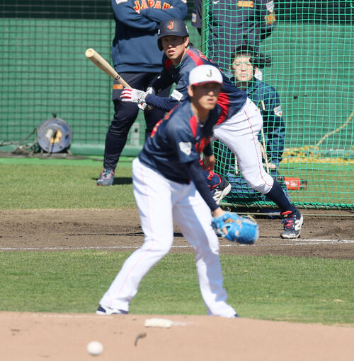 ライブBPで安打性の打球を放つ小園。投手隅田（撮影・加藤哉）