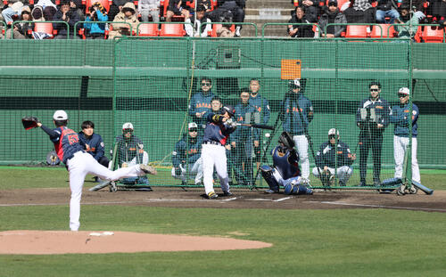 ライブBPで安打性の打球を放つ近藤。投手北山（撮影・加藤哉）
