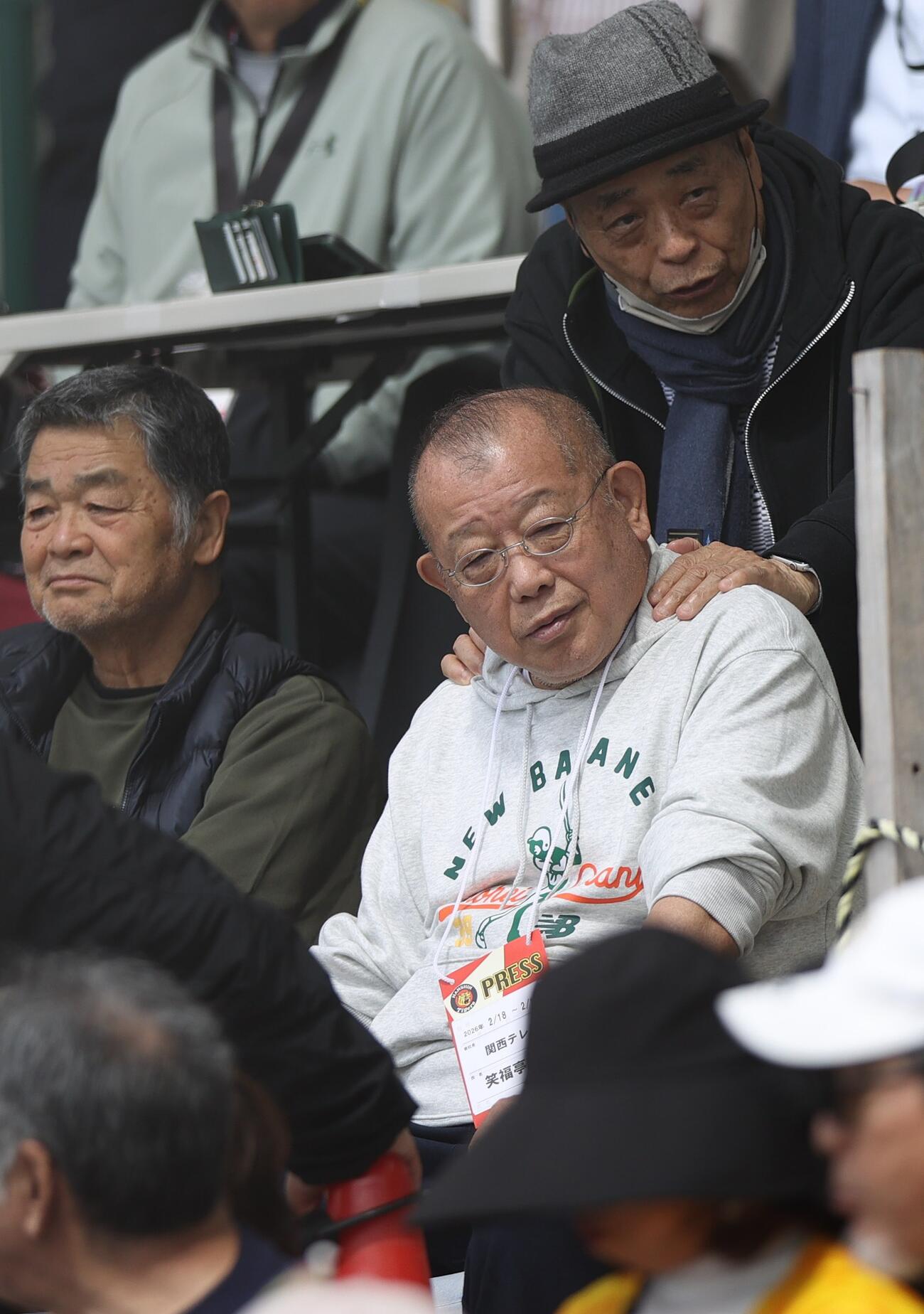 宜野座を訪れた笑福亭鶴瓶（中央）。左は阪神OB川藤氏、右は落語家の桂小文枝（撮影・上山淳一）